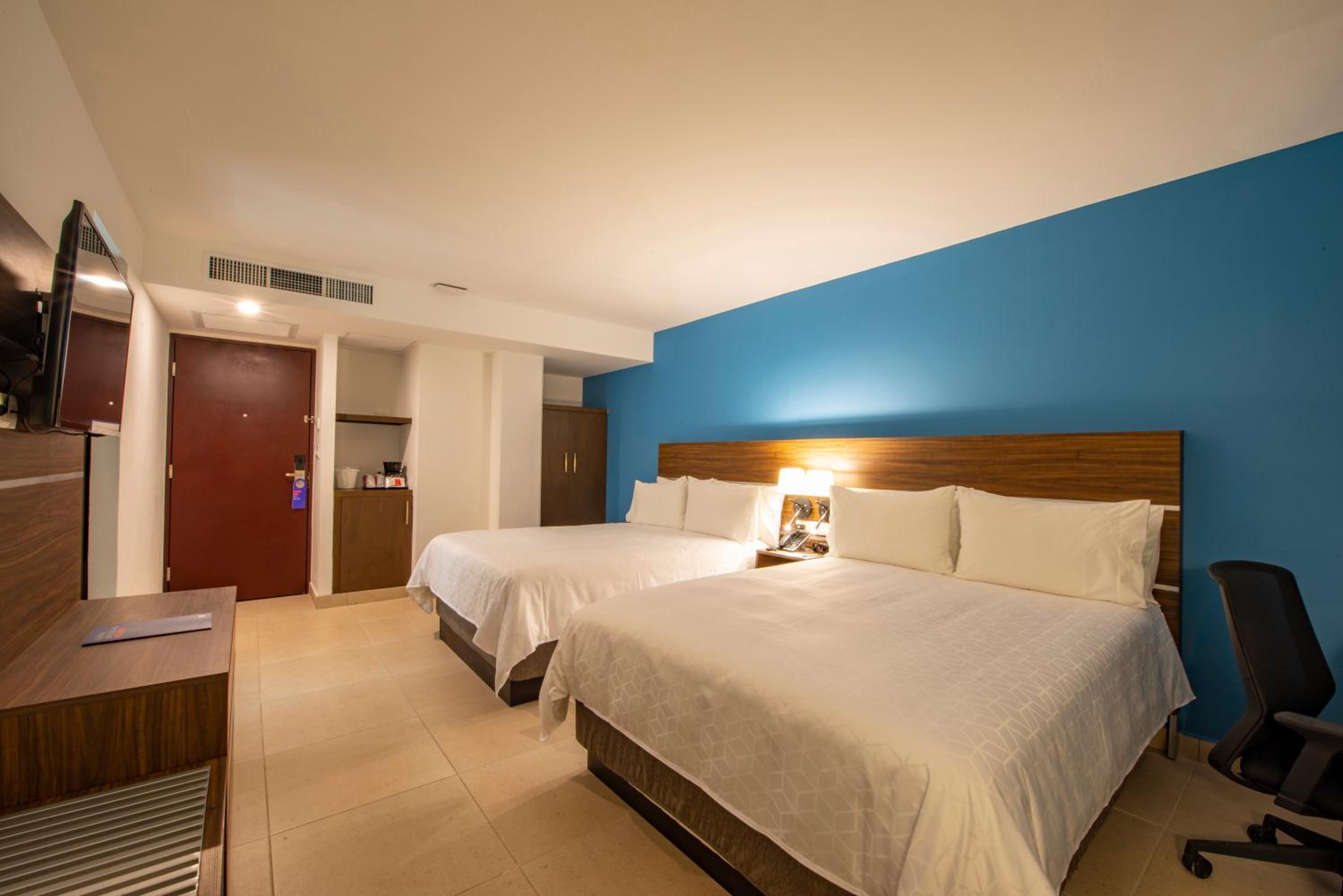 Standard Room with Two Queen Beds - Photo 5