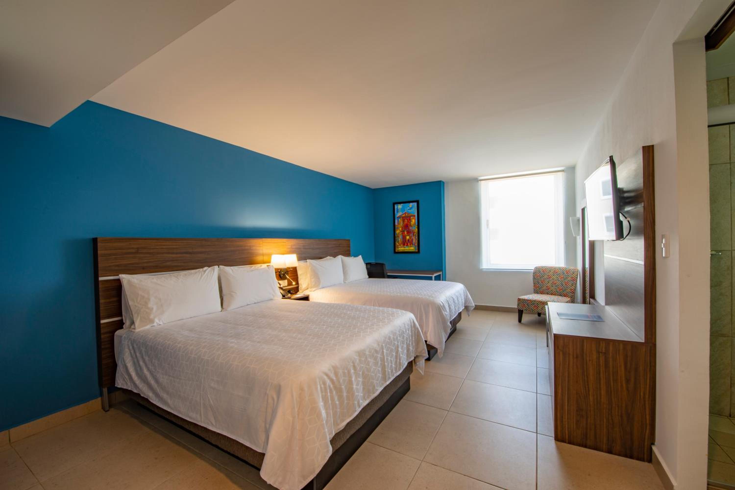 Standard Room with Two Queen Beds - Photo 2