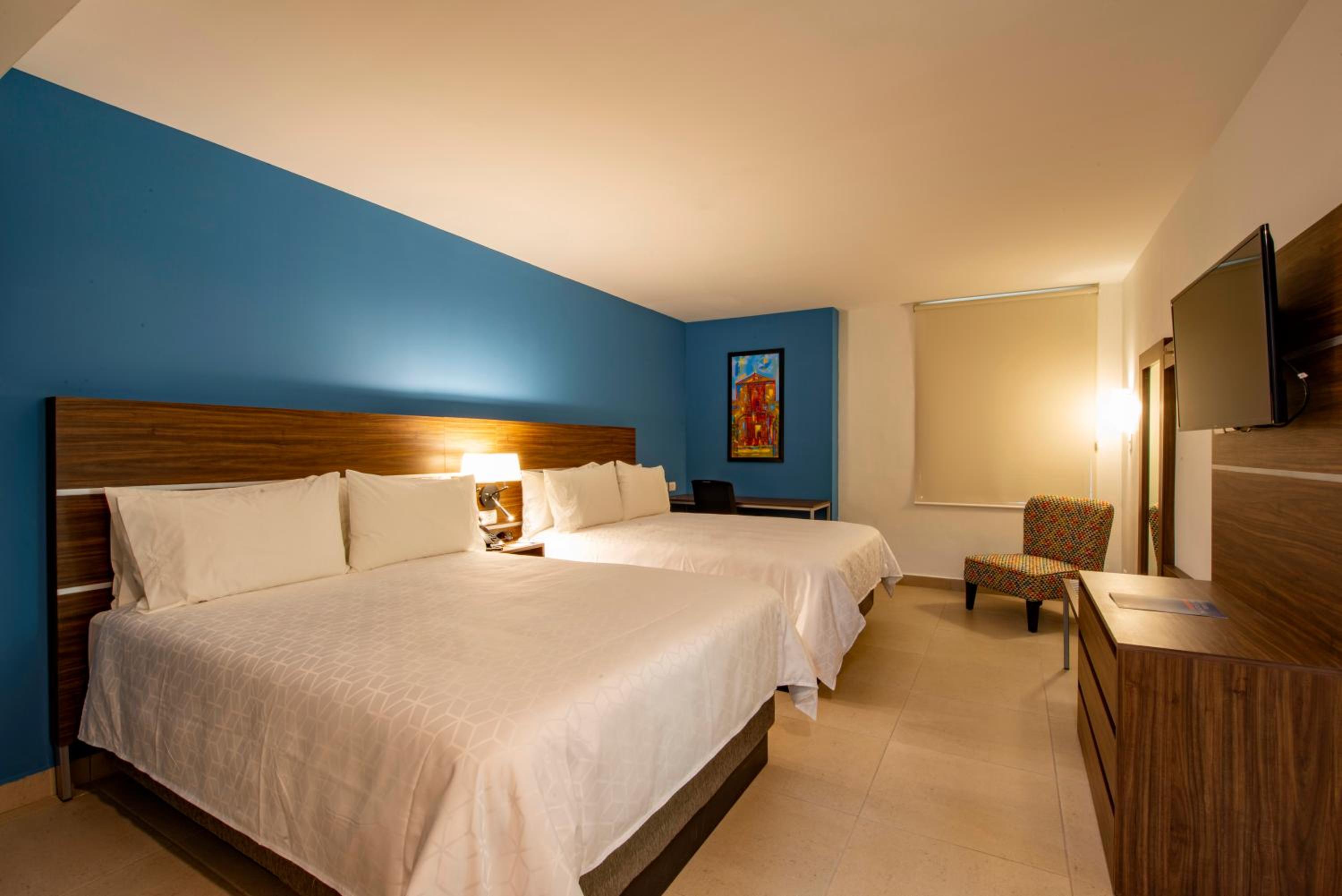 Standard Room with Two Queen Beds - Photo 4