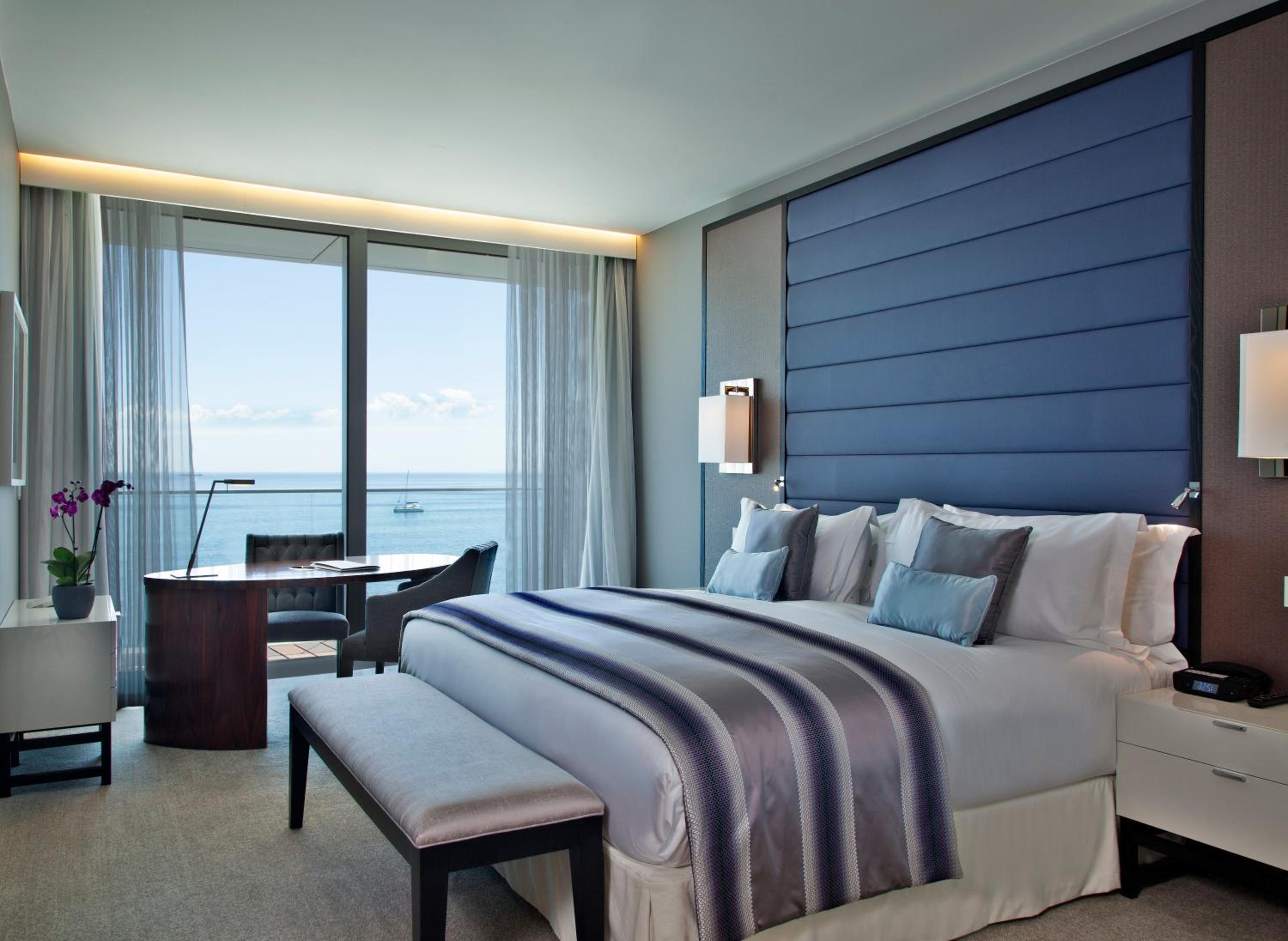 Premium King Room with One King Bed (Non Smoking) thumbnail 6