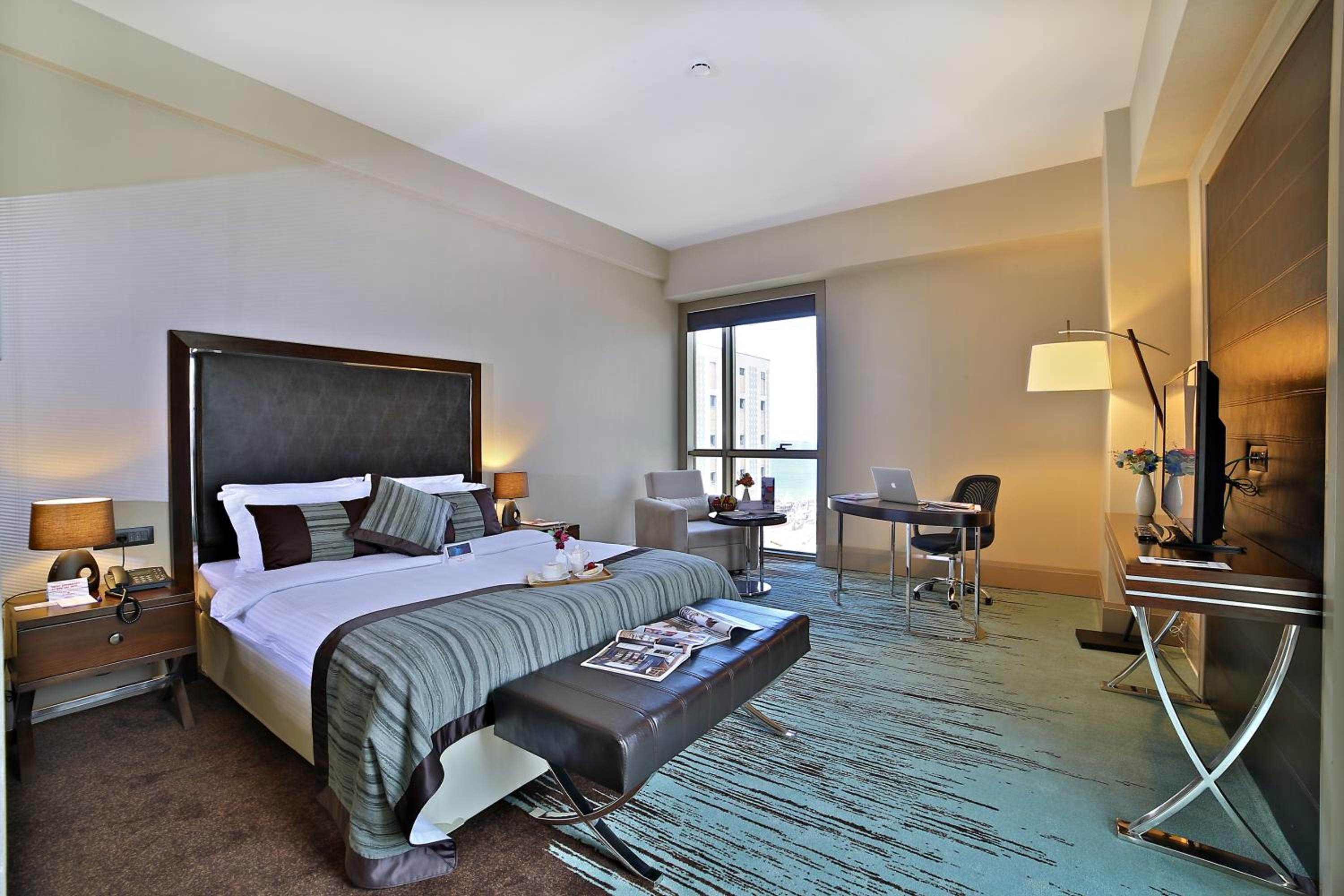 Standard King Room - Photo 5