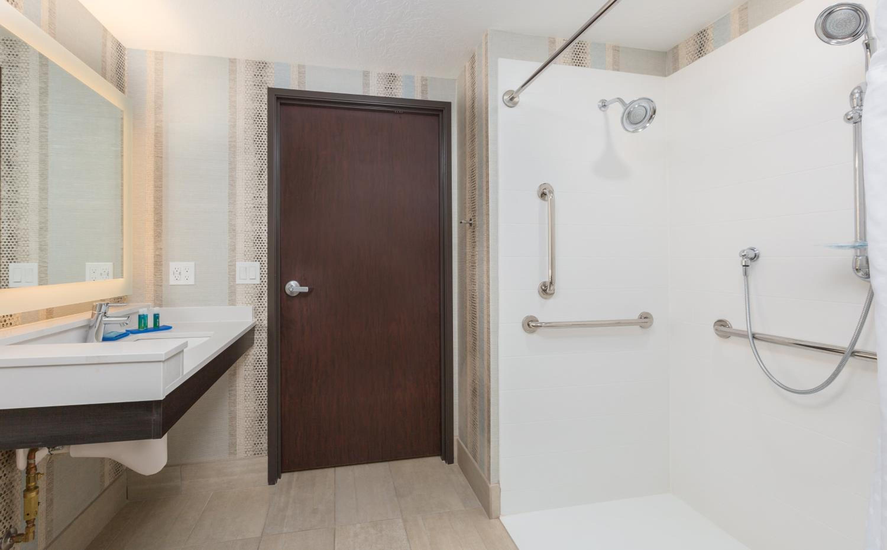 One-Bedroom King Suite with Communications Accessible Roll-In Shower - Photo 3