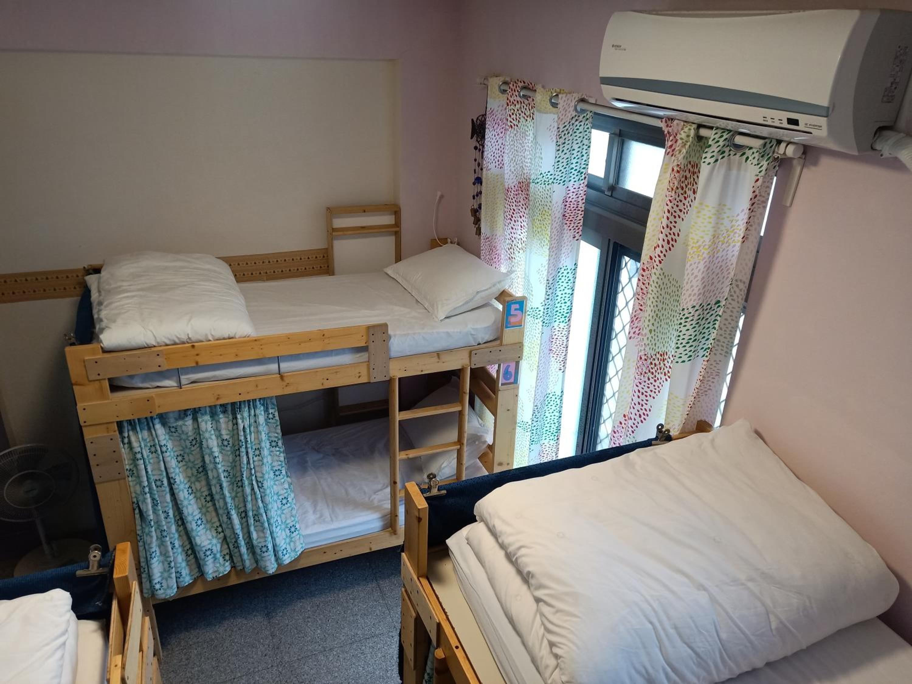 6-Bed Female Dormitory Room photo 2