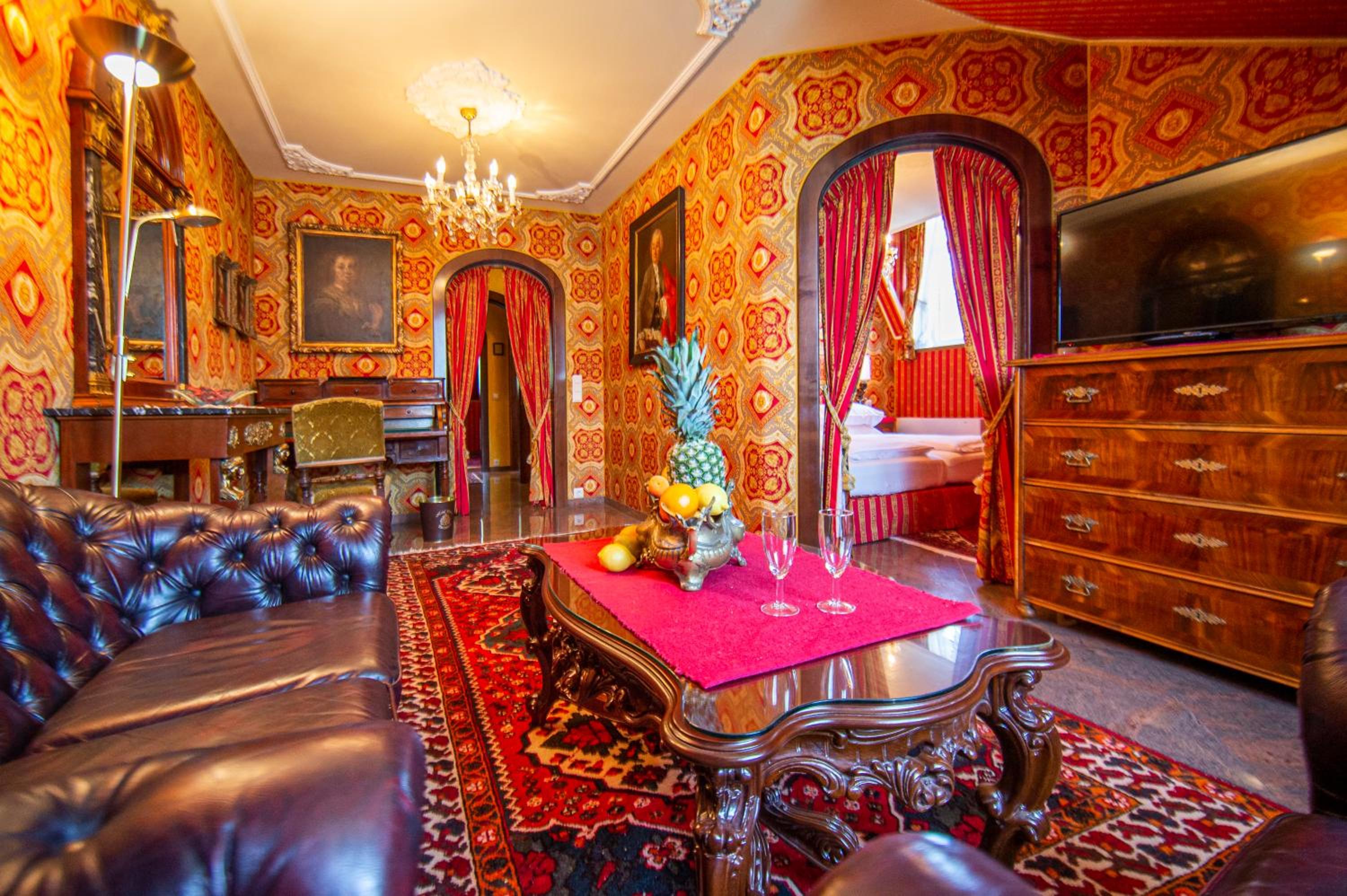 Two-Bedroom Suite "Versace" - Photo 9