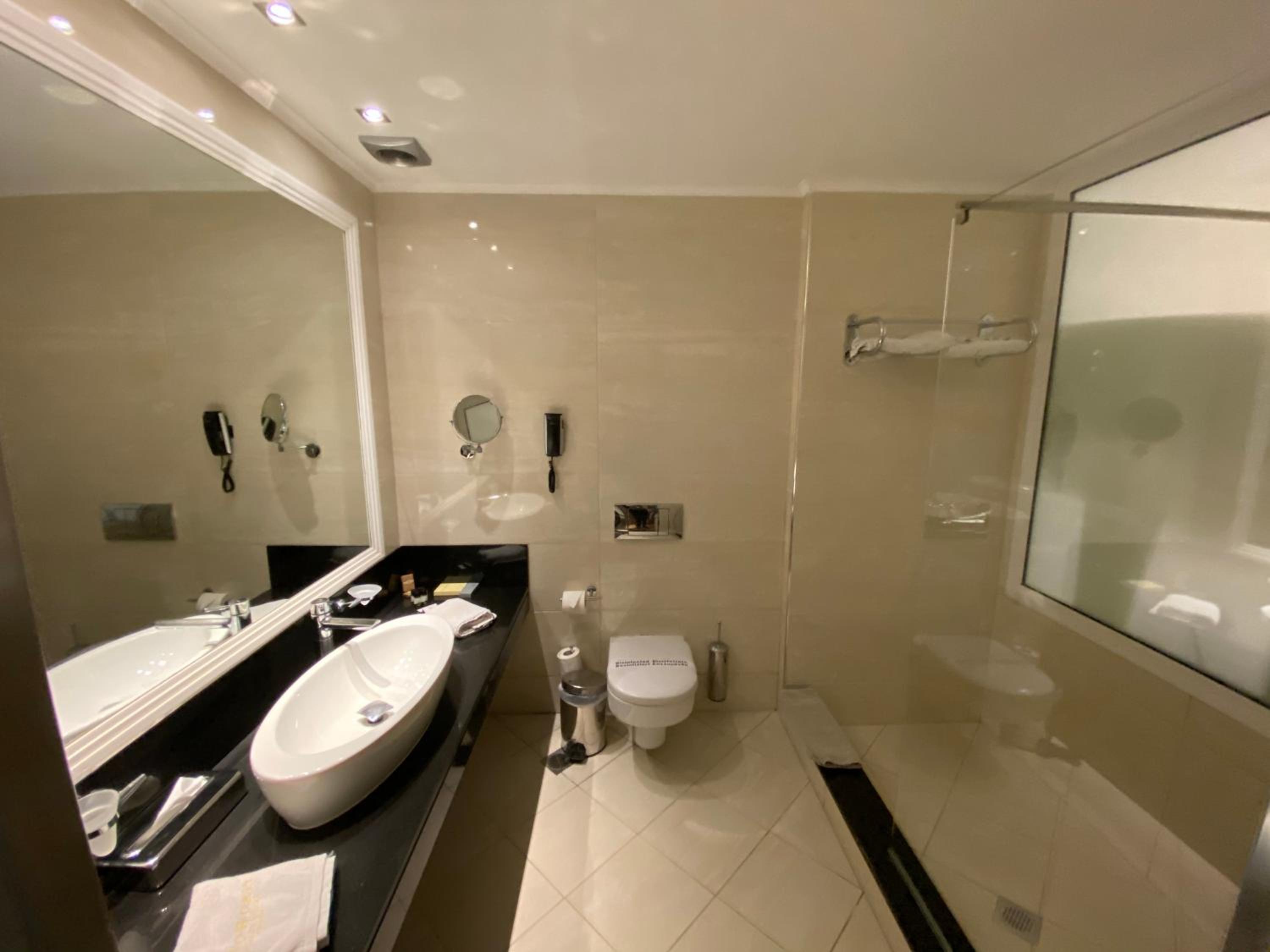 Superior Suite with Hot Tub - Photo 6