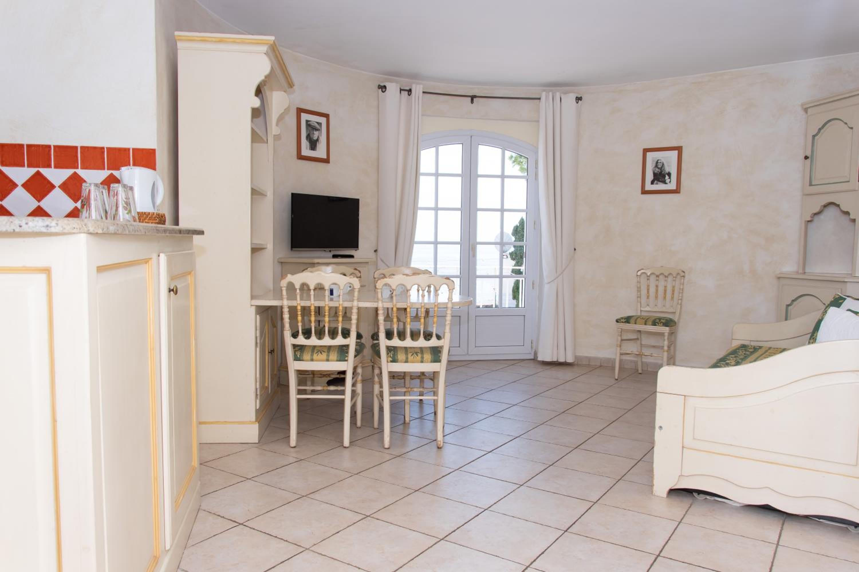 Suite with Balcony and Sea View (4 Adults + 2 Children) with Kitchen