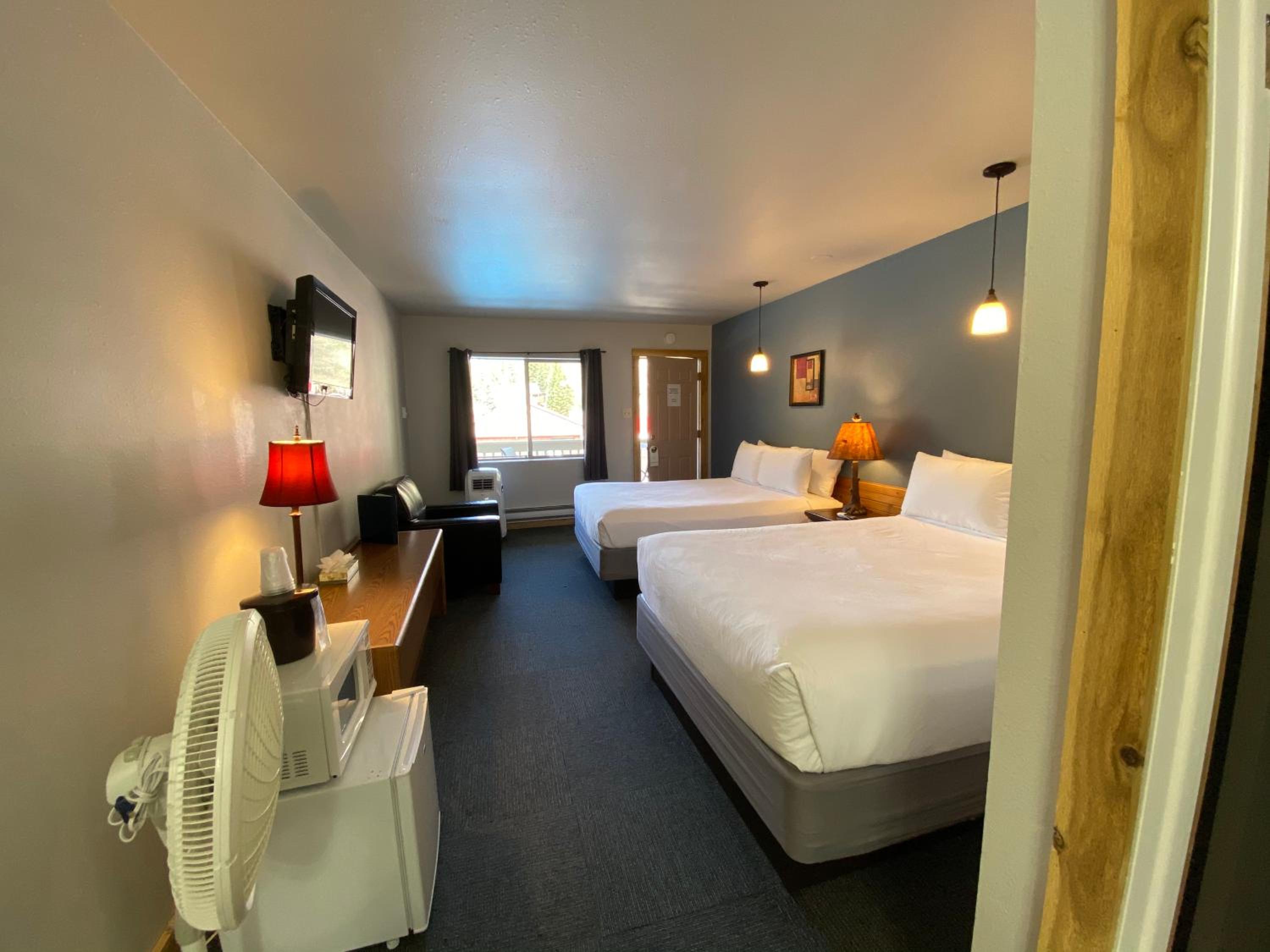 Premium Queen Room with Two Queen Beds photo 2