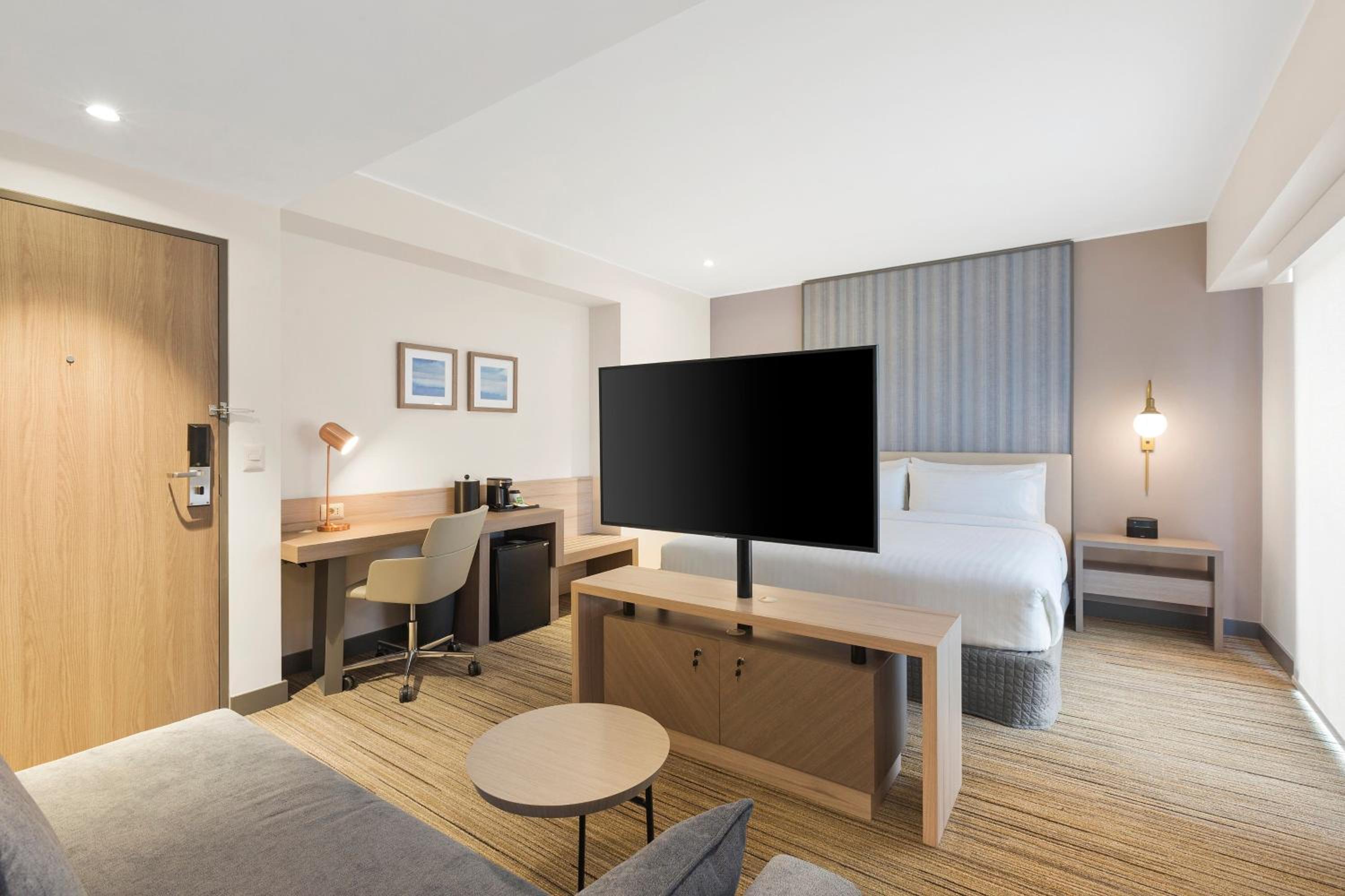 Standard King Room with Extra Space photo 3