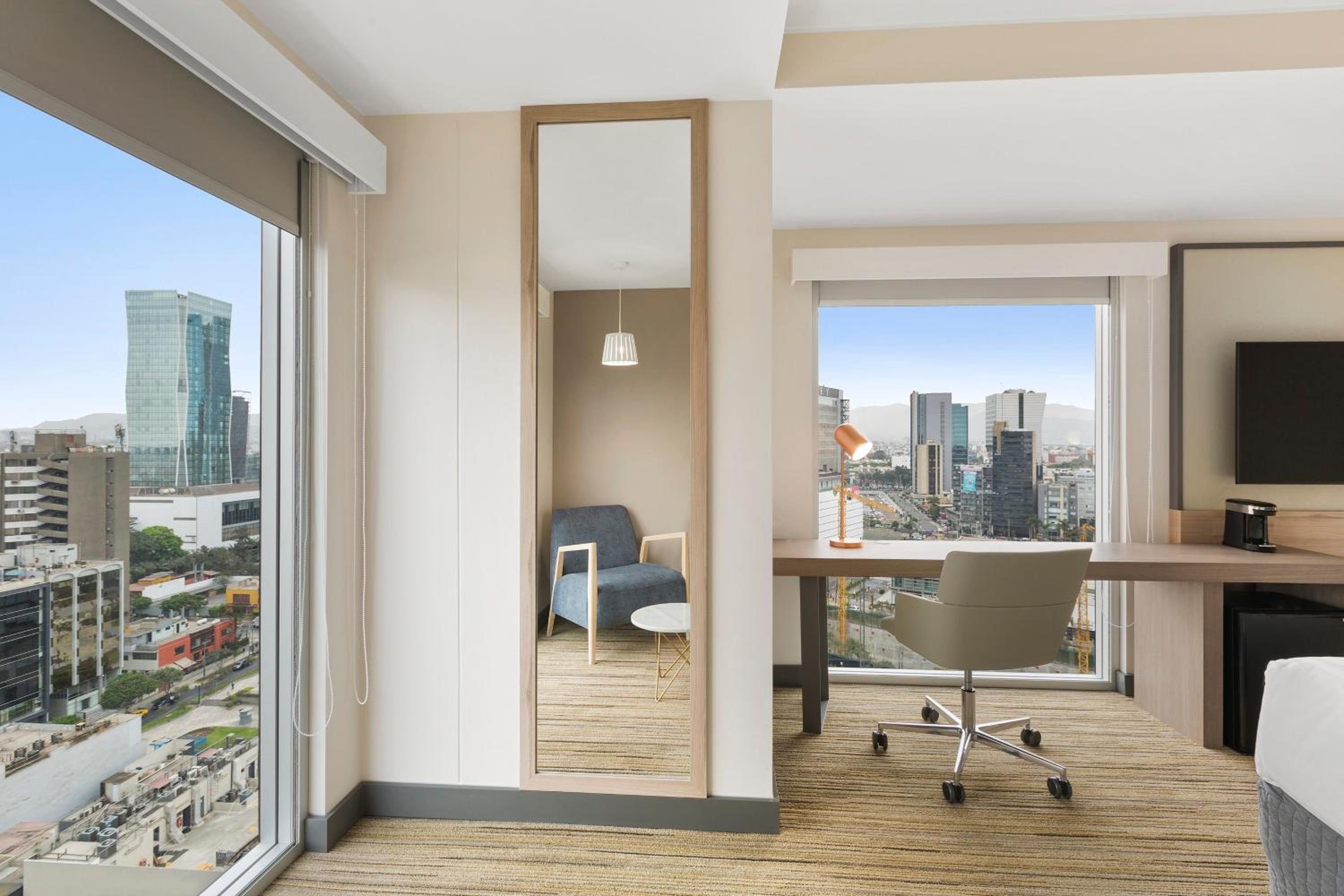 Standard King Room with City View photo 2