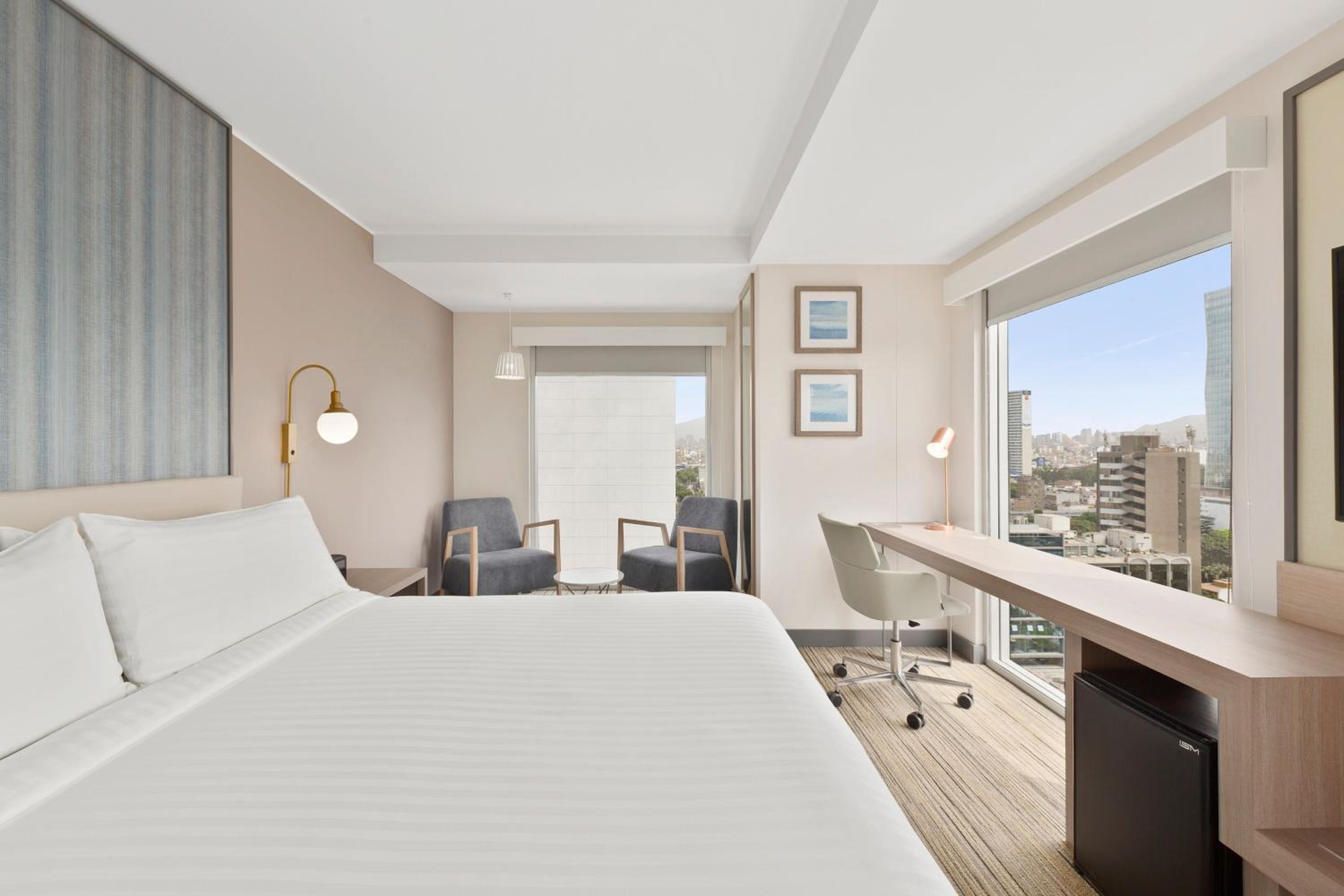 Standard King Room with City View photo 1