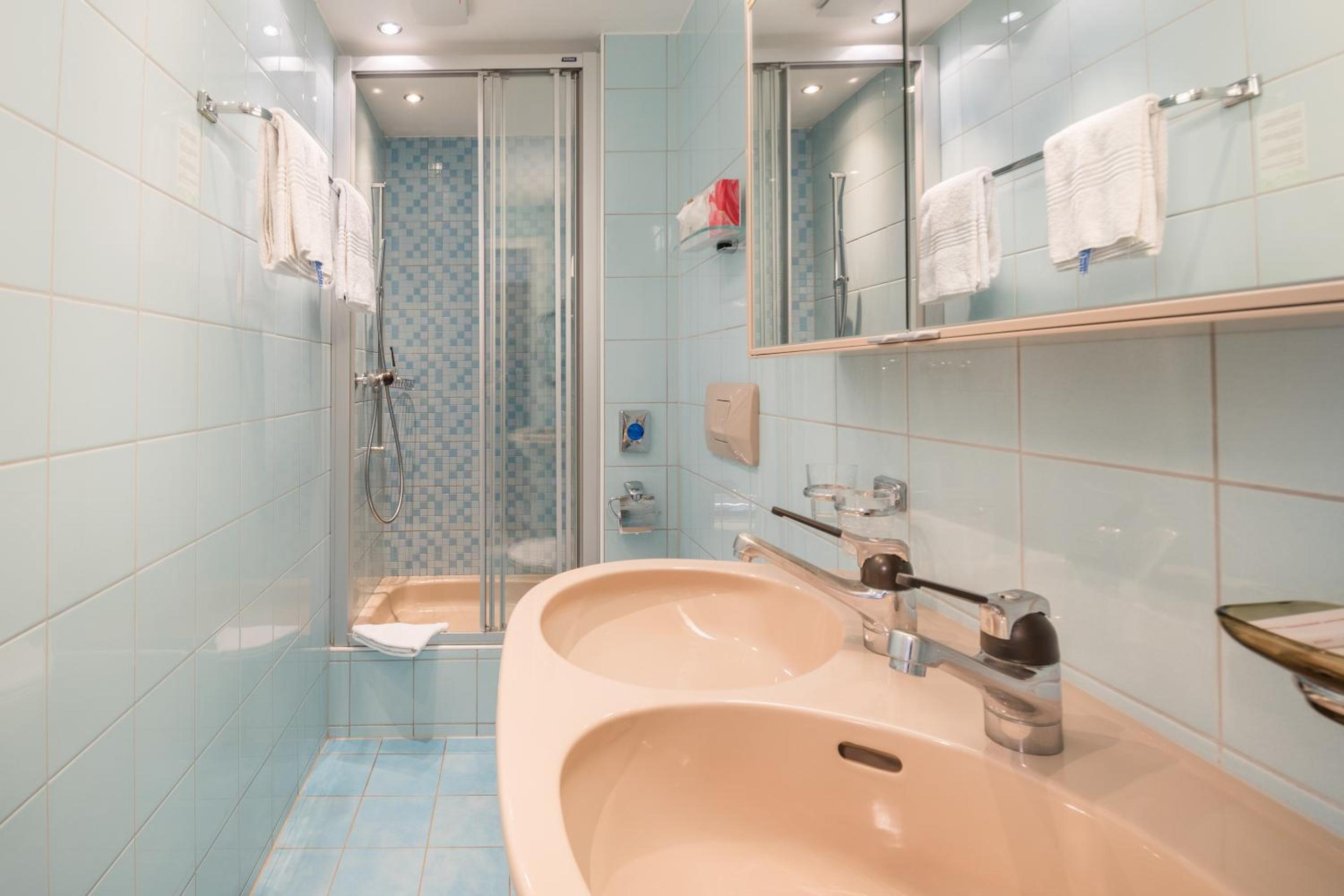 Familiy Room (2 Adults + 2 Children) - Photo 8