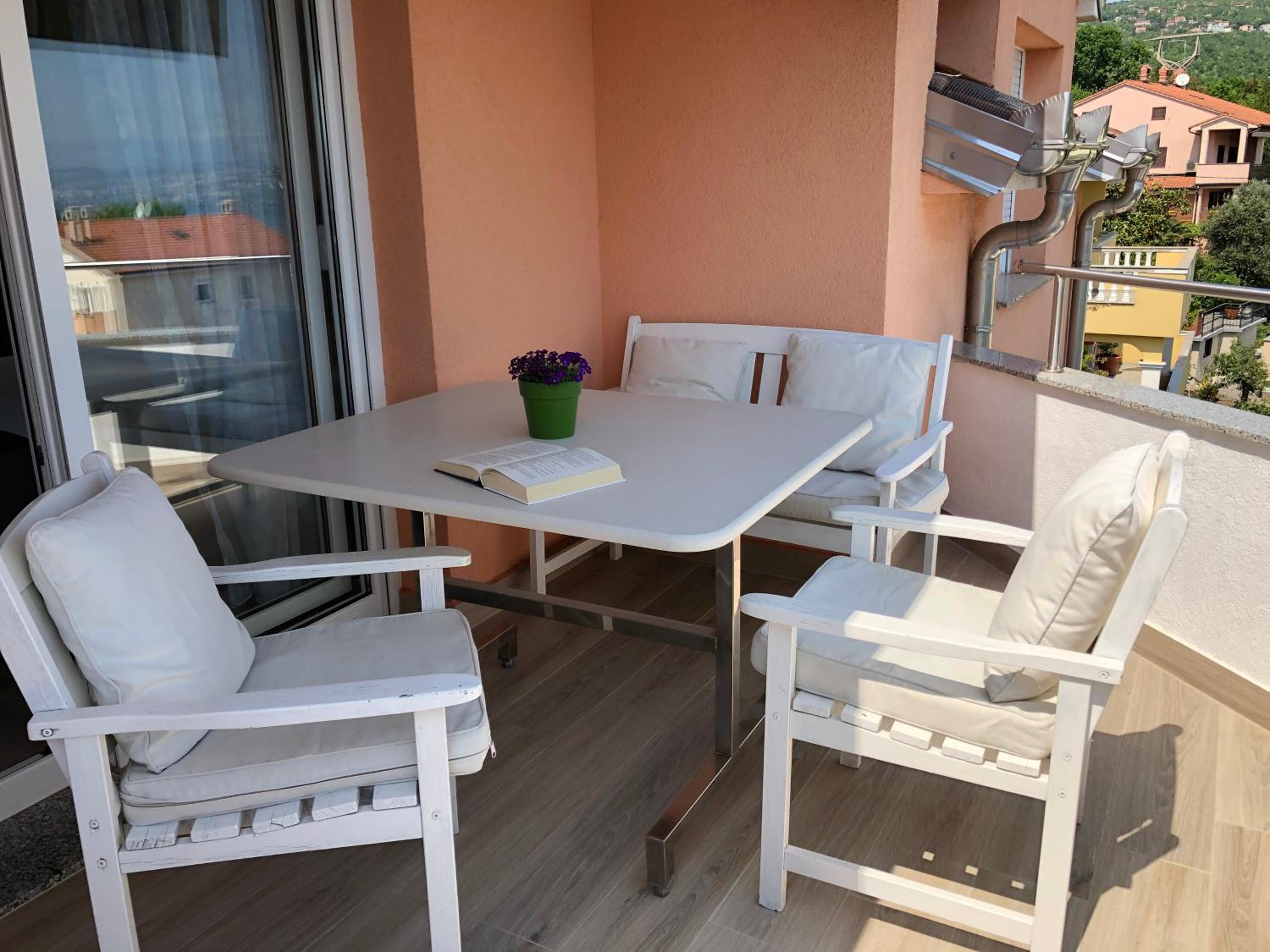 Two-Bedroom Apartment with Balcony and Sea View - Photo 10