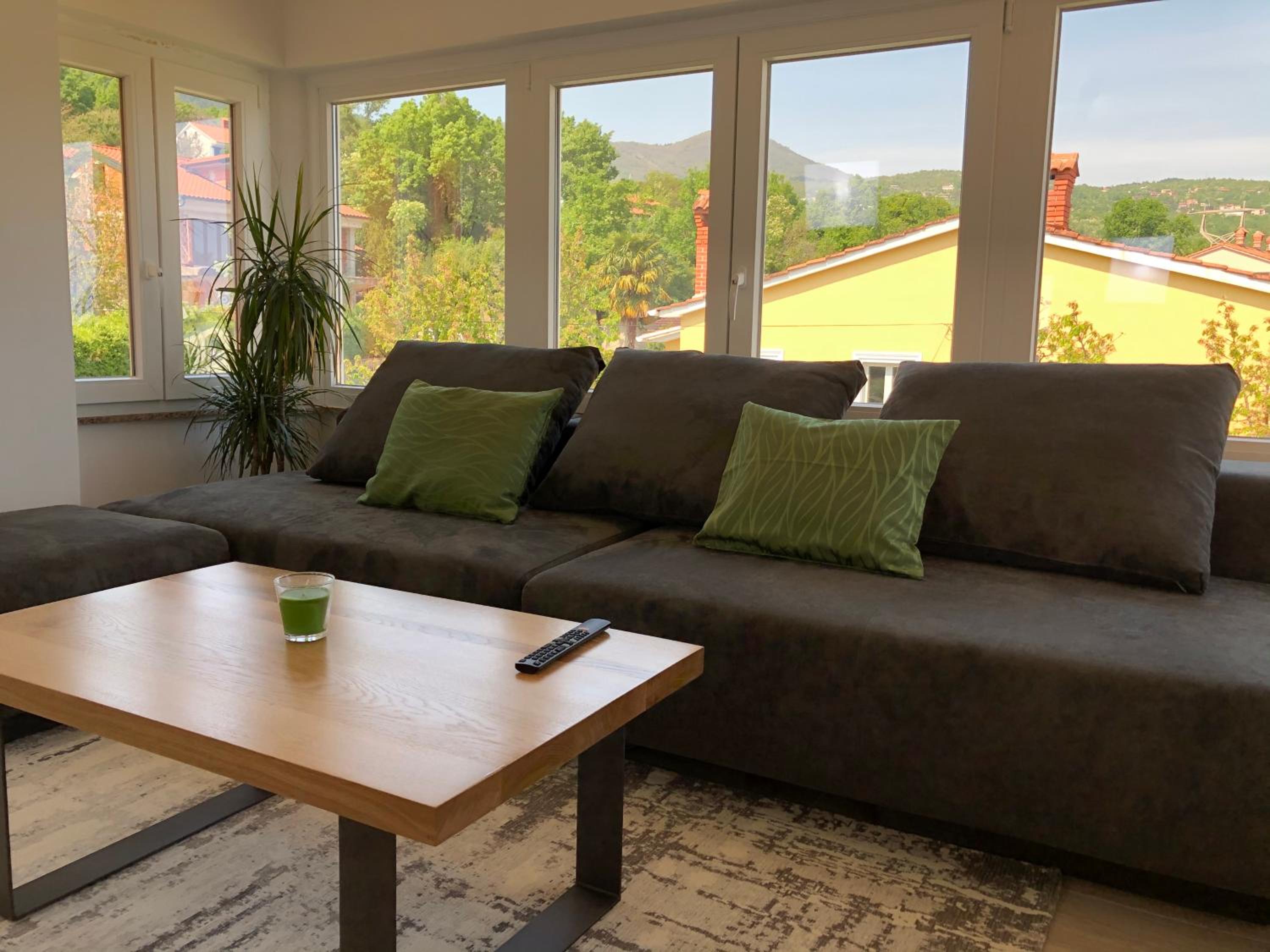Two-Bedroom Apartment with Balcony and Sea View - Photo 2