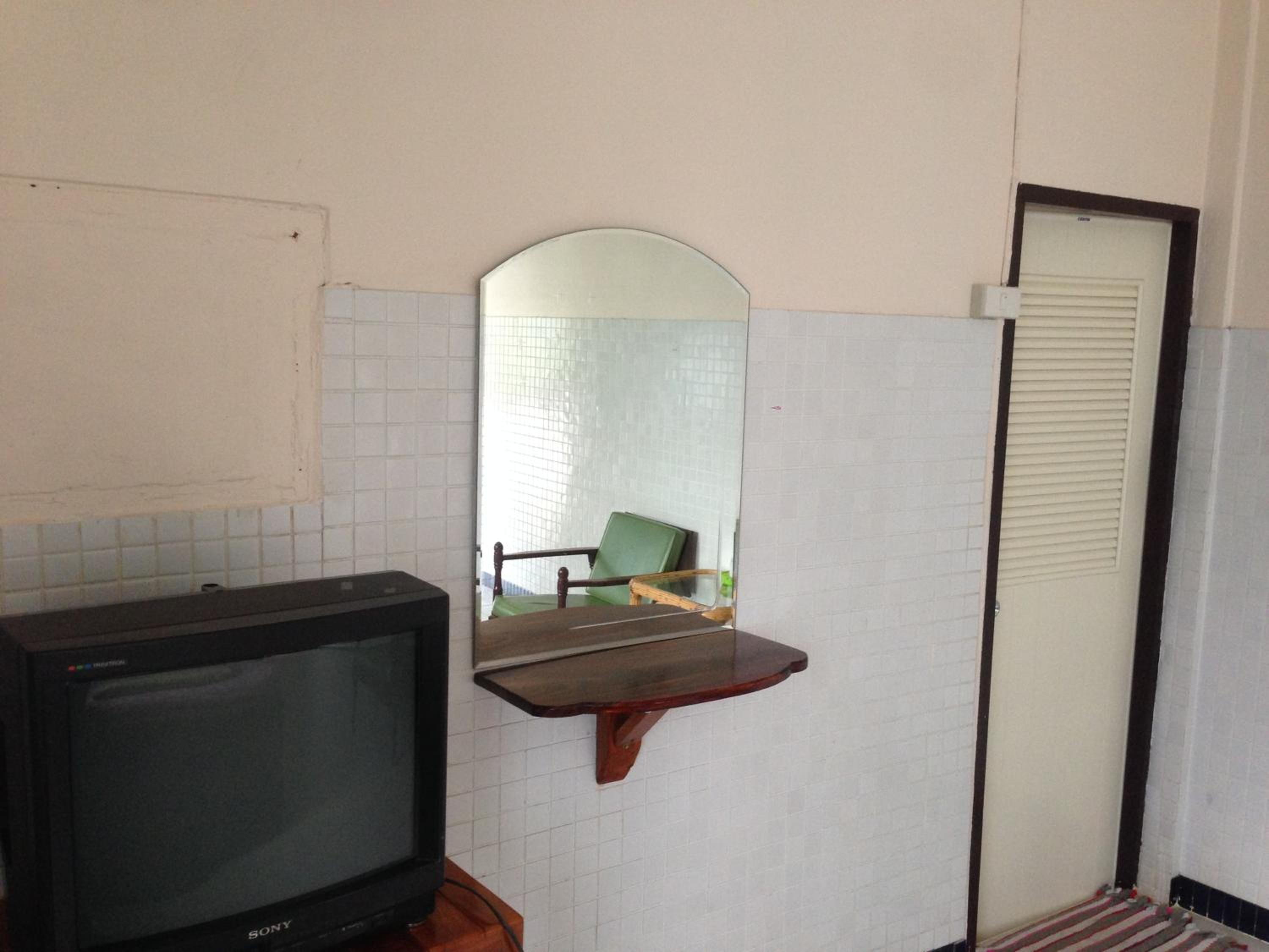 Economy Double Room - Photo 9