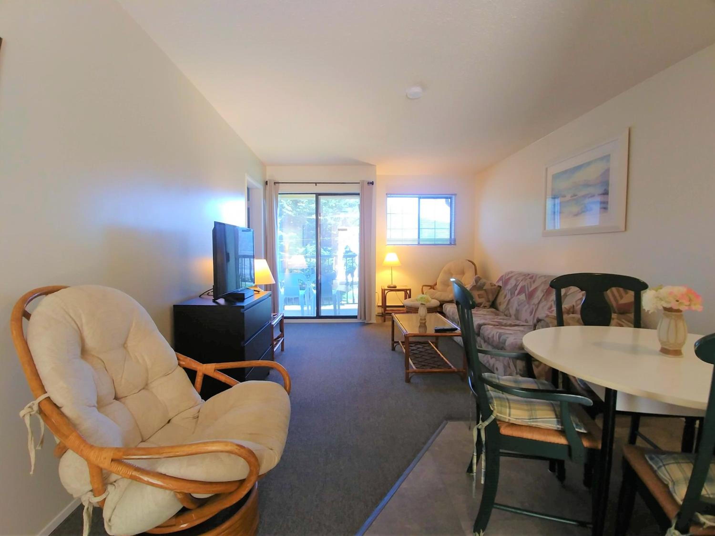 Queen Suite w/ Sea View photo 3