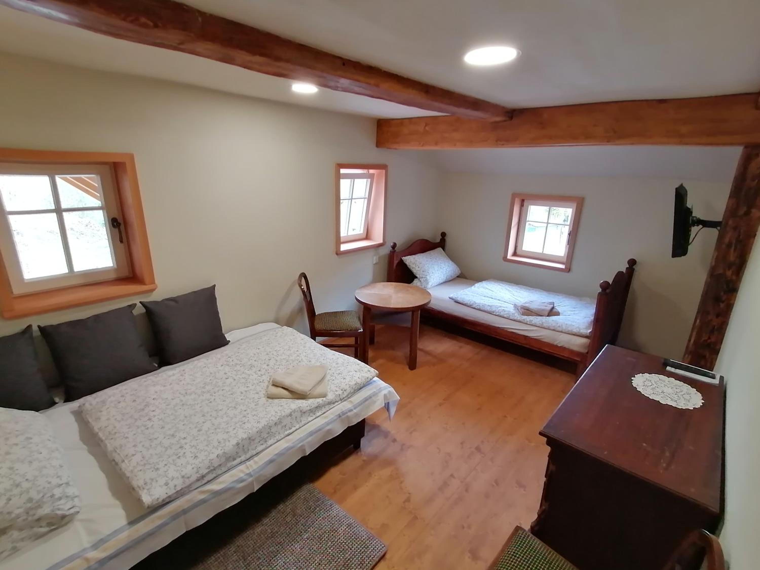 Standard Twin Room with Shared Bathroom photo 1