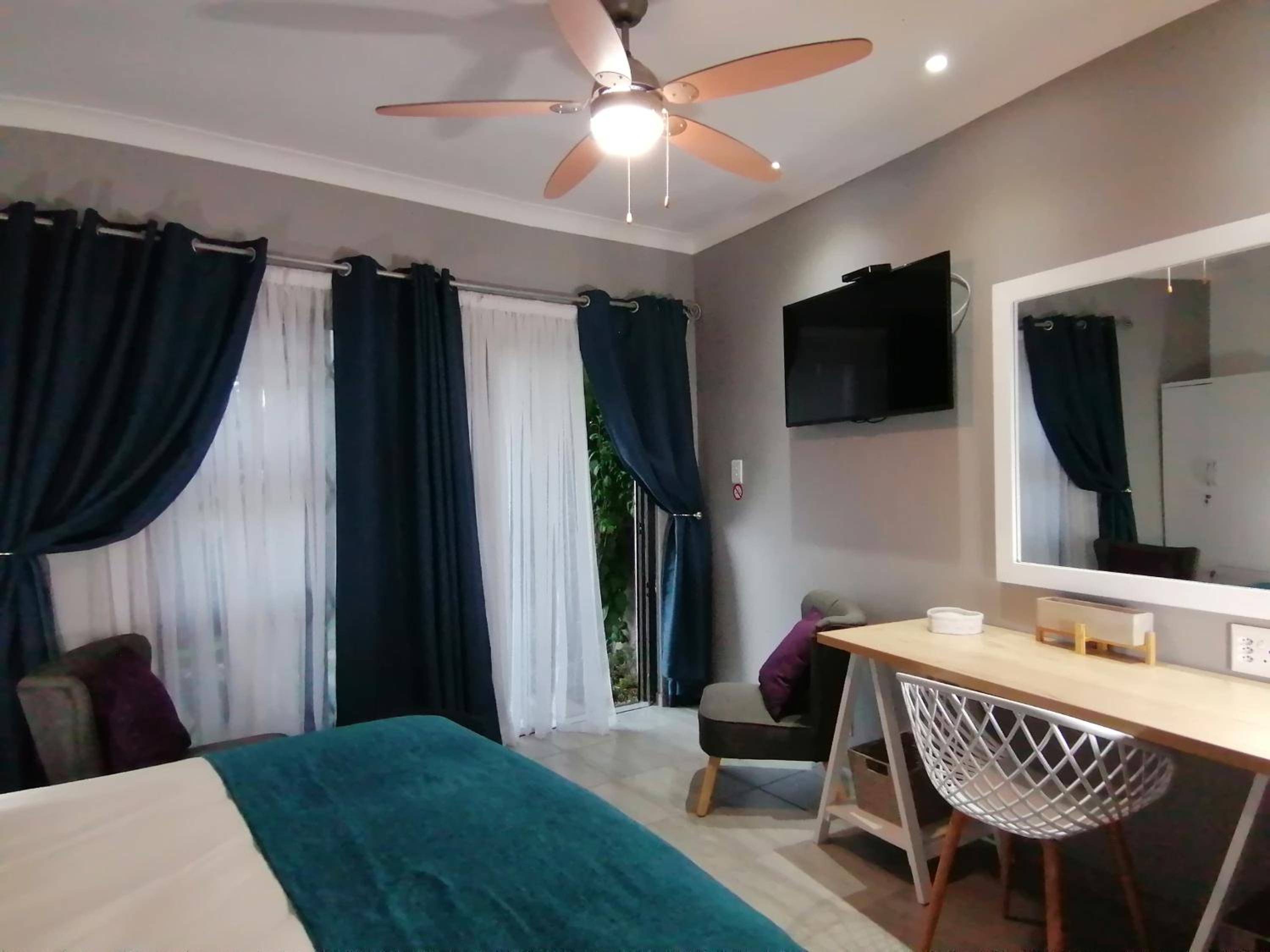 Queen Room with Garden View - Photo 4