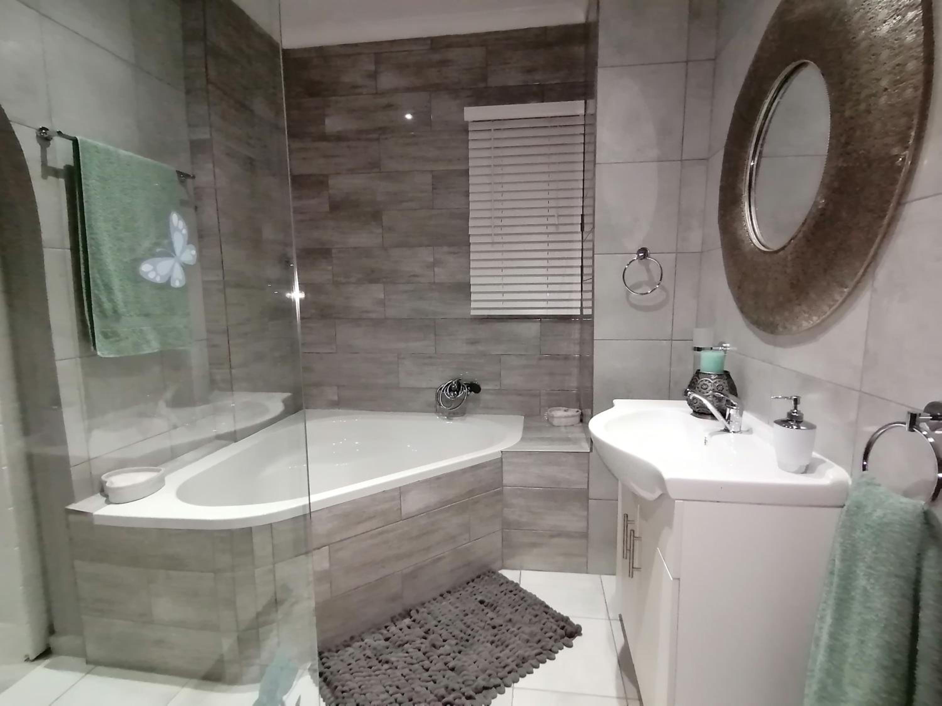 Deluxe Queen Suite - Photo 4