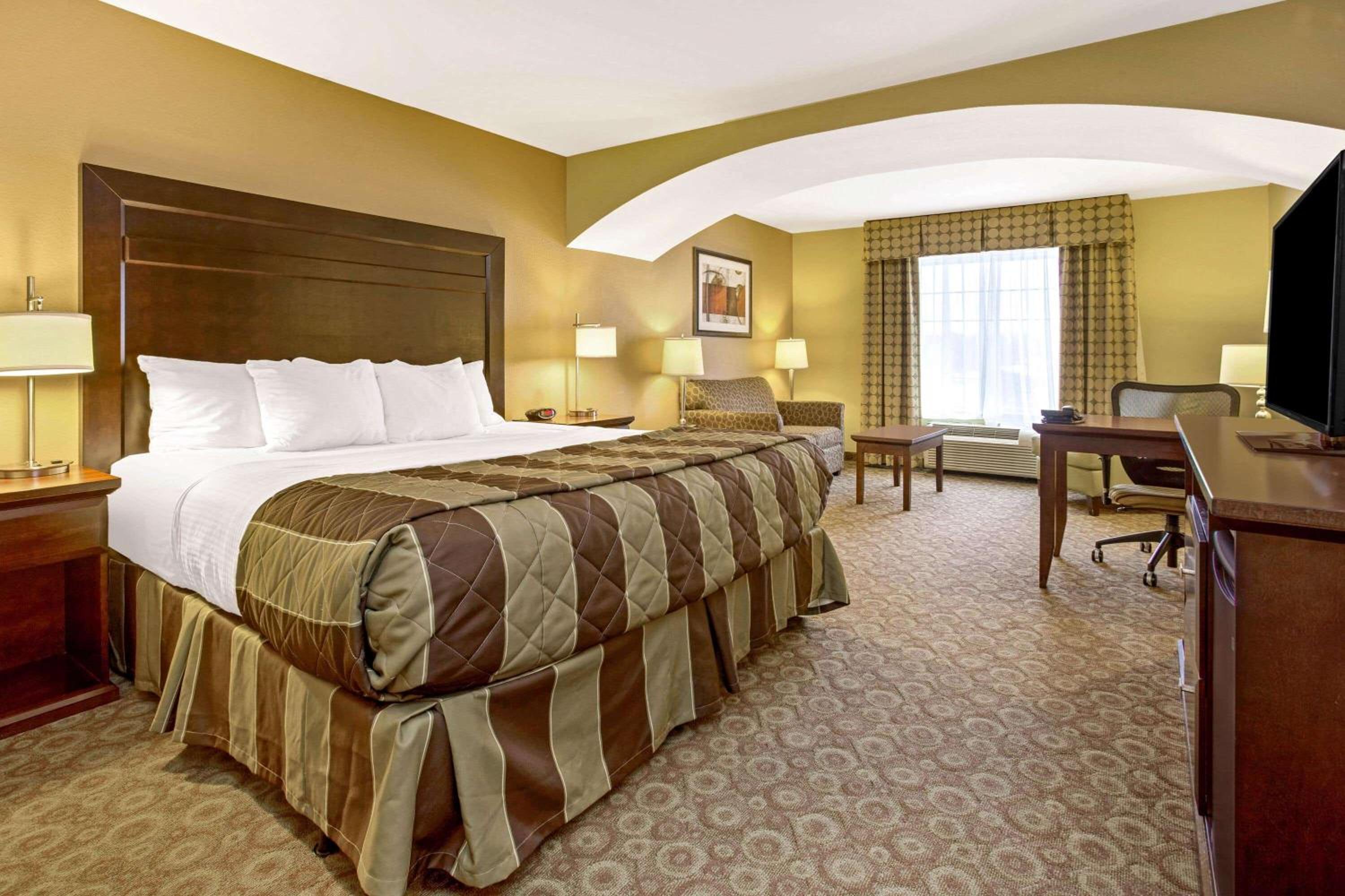 Deluxe King Room - Non-Smoking - Photo 1
