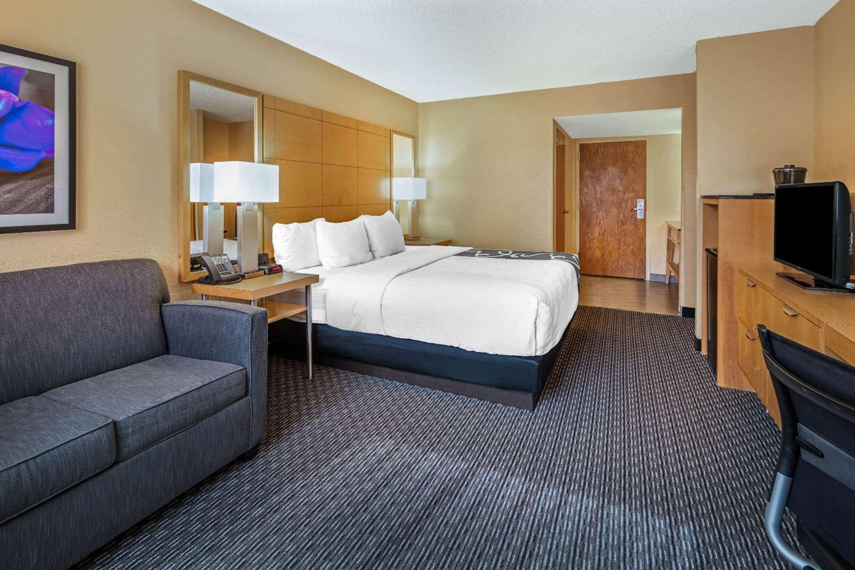 King Room - Non-Smoking - Photo 6