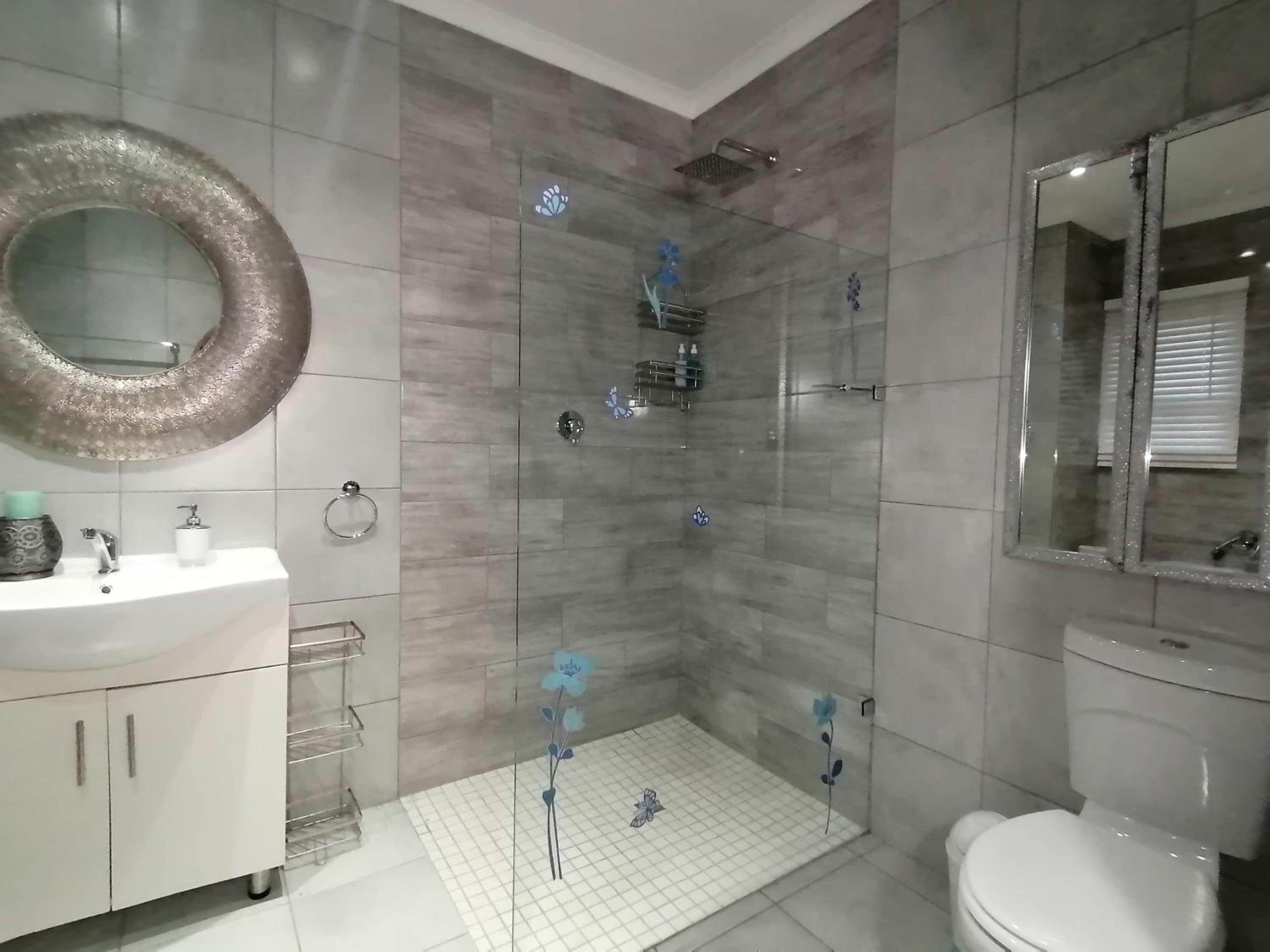 Deluxe Queen Suite - Photo 18