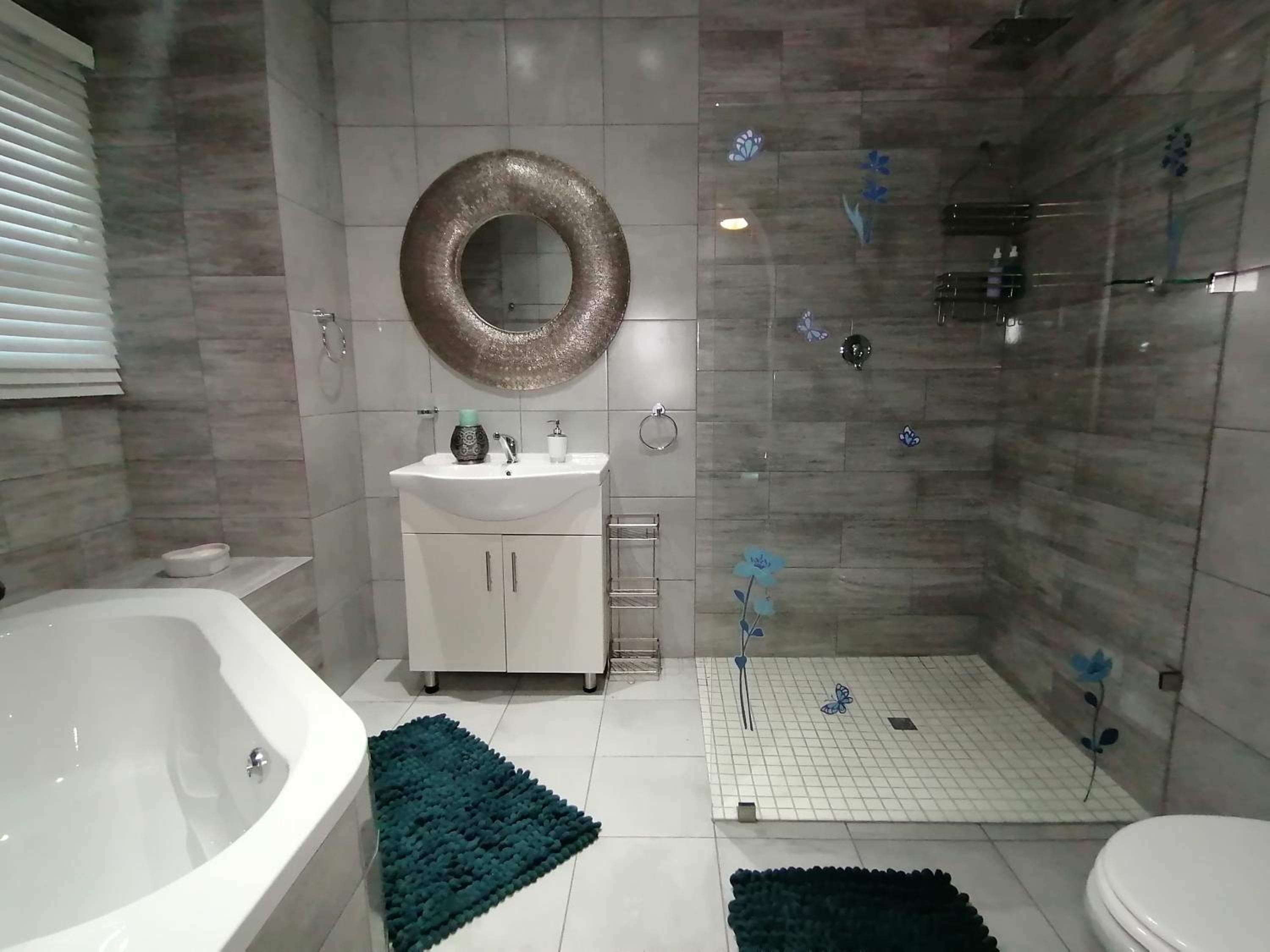 Deluxe Queen Suite - Photo 17