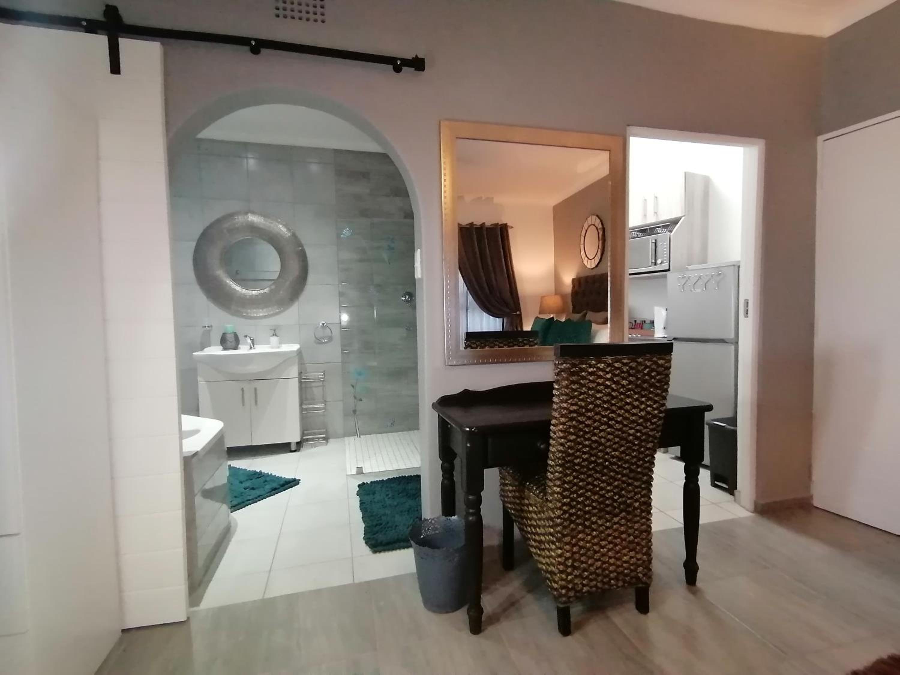 Deluxe Queen Suite - Photo 5