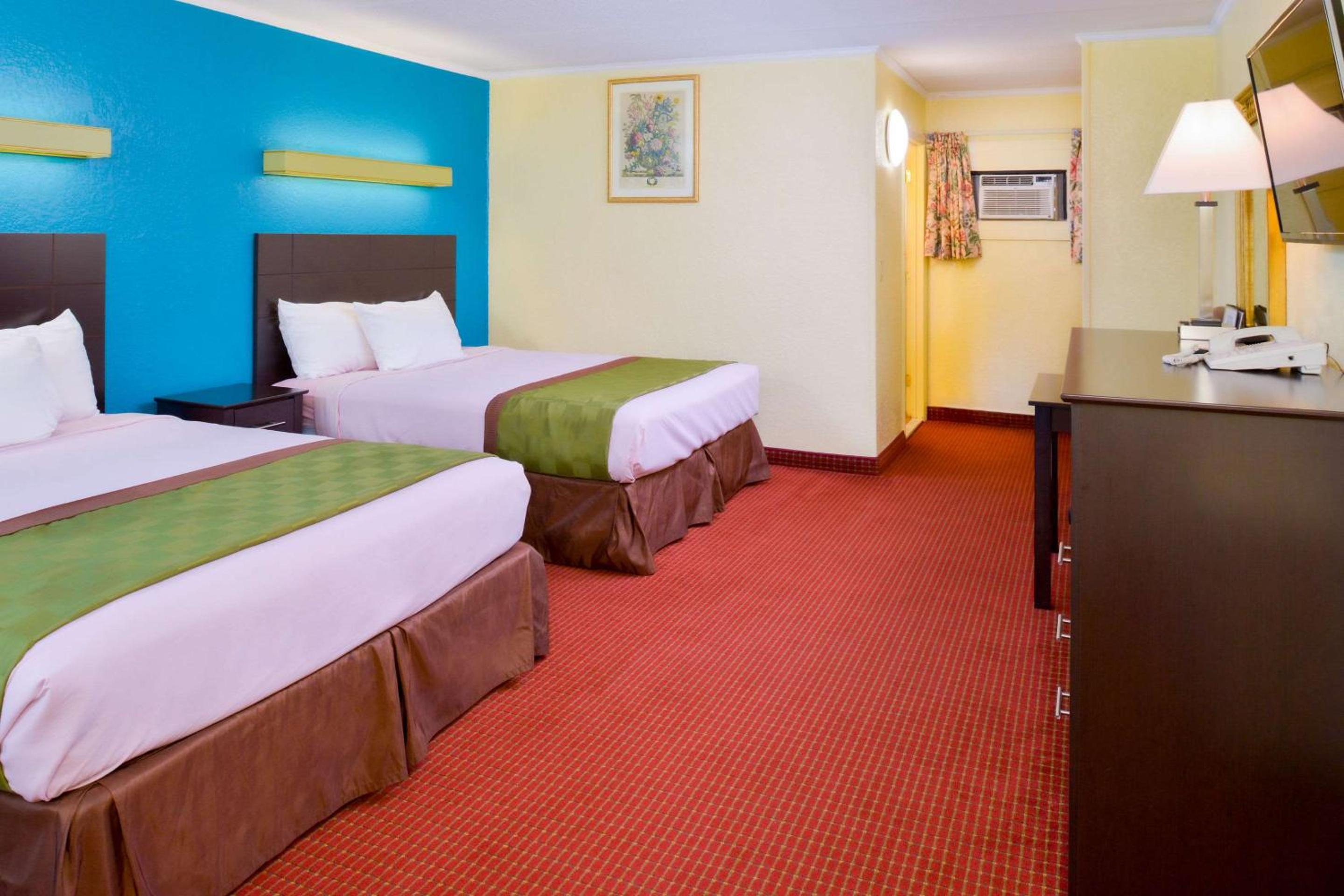 Queen Room with Two Queen Beds - Photo 5
