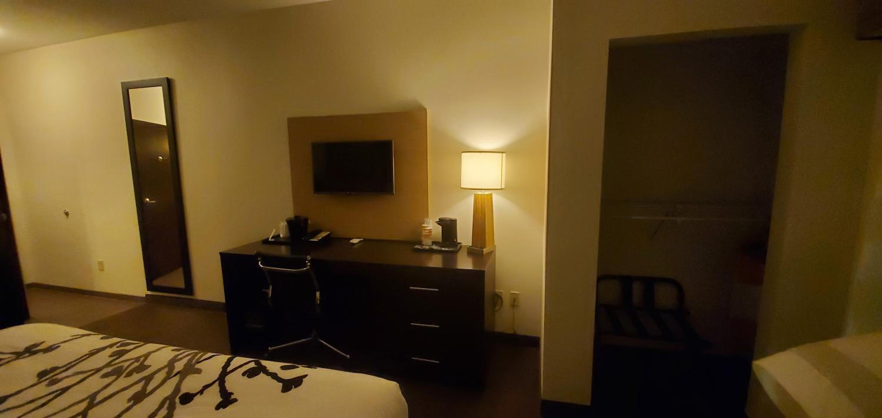 Queen Room with Two Queen Beds and Tub - Accessible/Non-Smoking photo 2