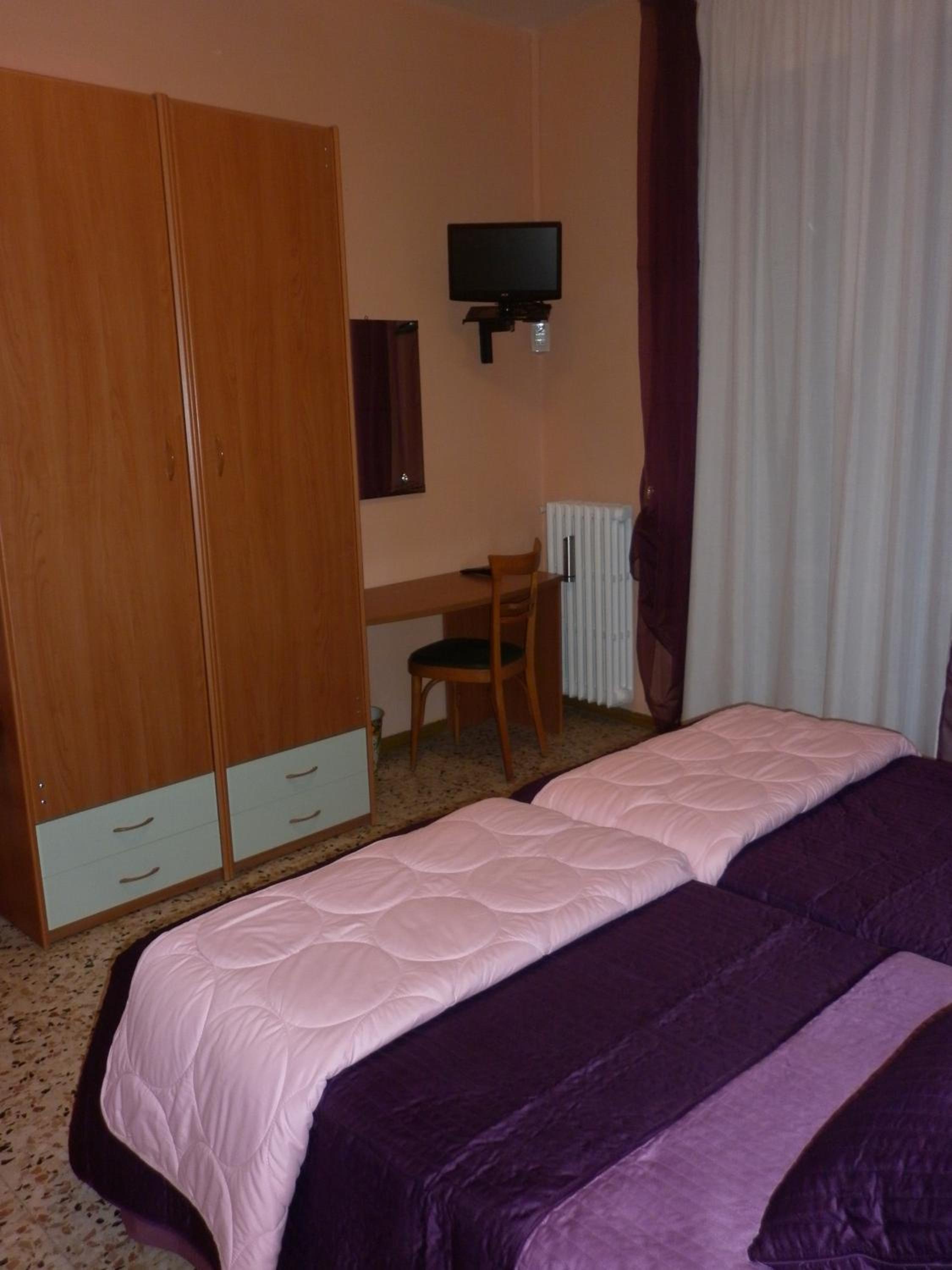 Twin Room - Photo 9