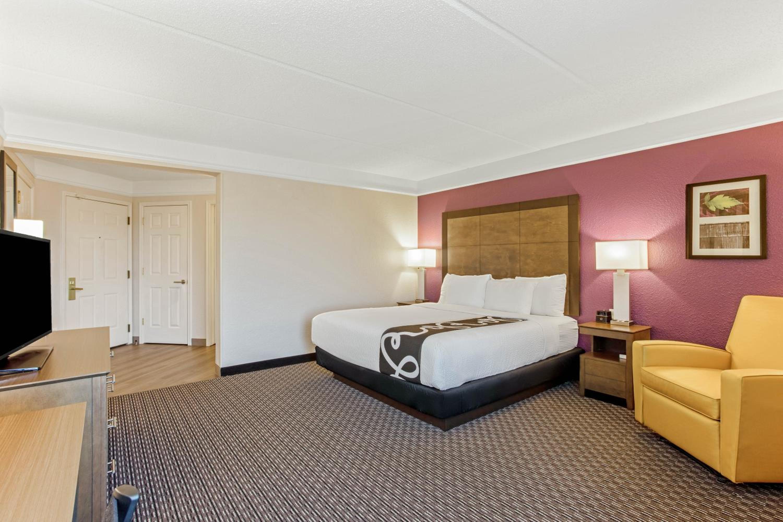 King Room with Bath Tub - Mobility Accessible/Non-Smoking