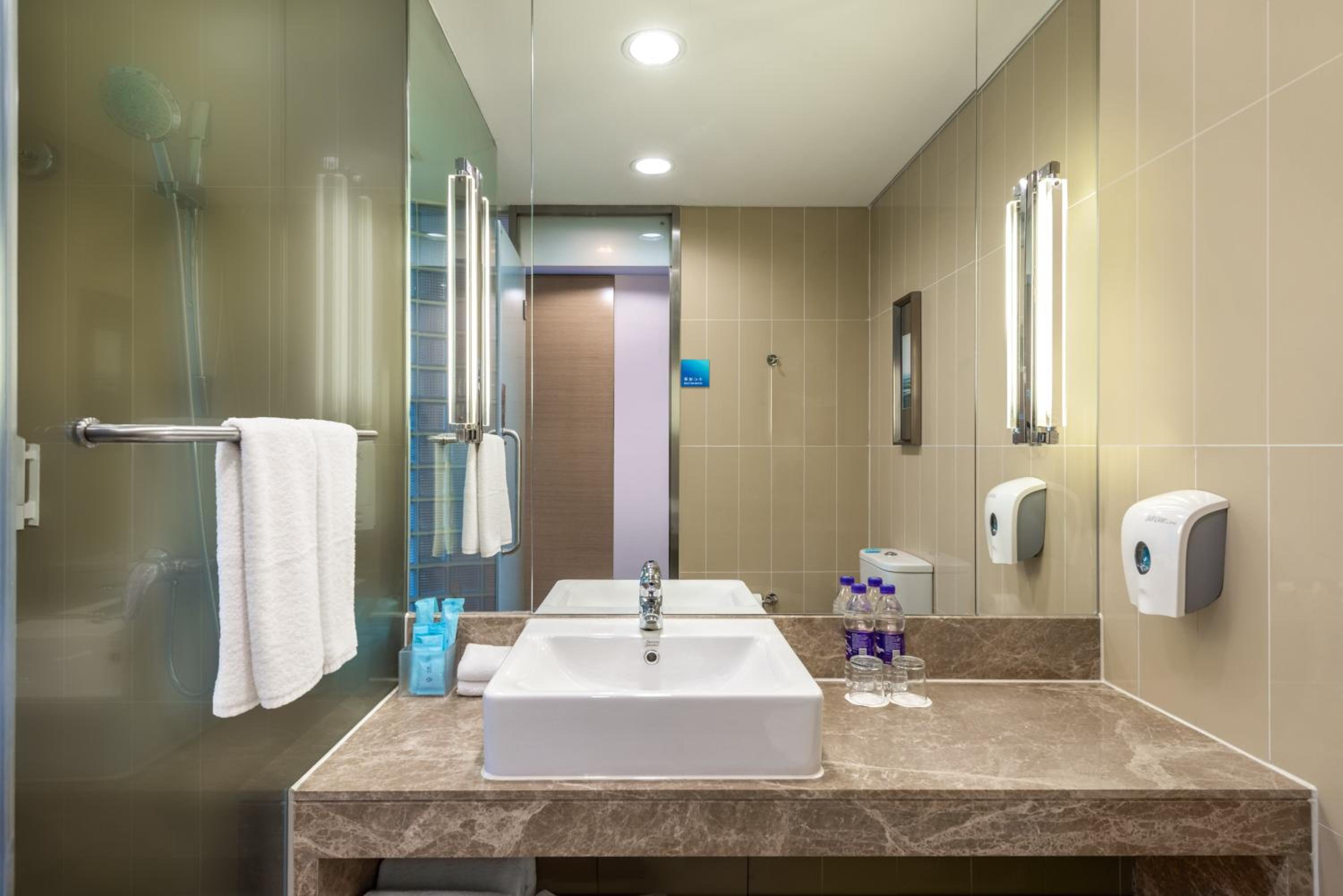 One-Bedroom Suite - Photo 3