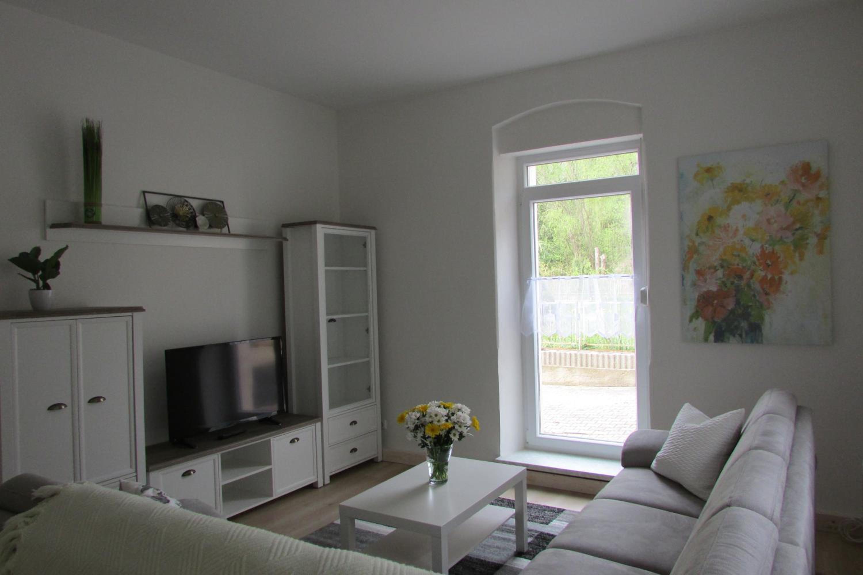 Apartment with Balcony - Photo 4