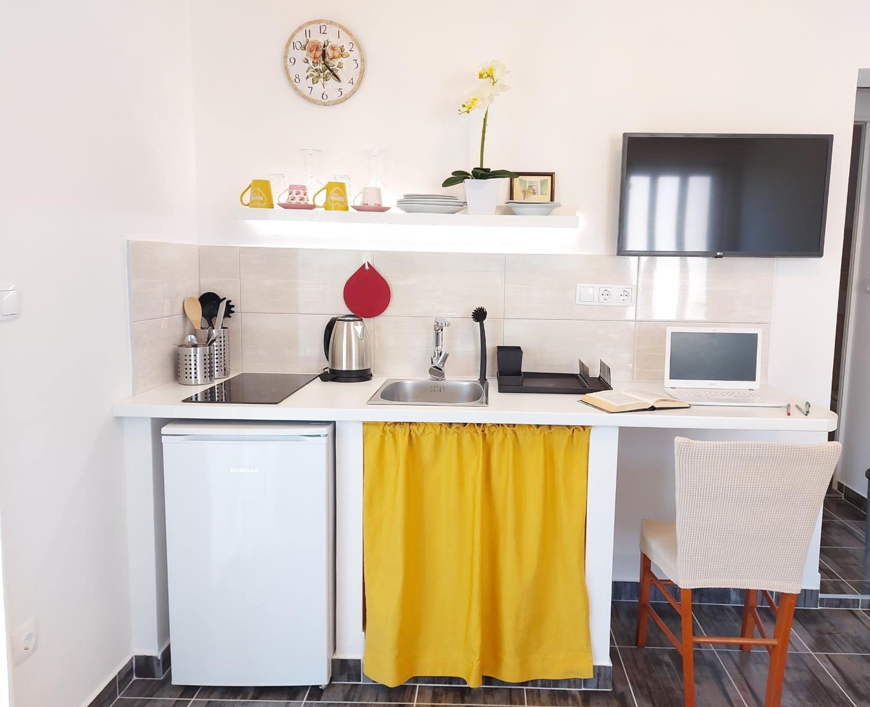 One-Bedroom Apartment - Photo 2