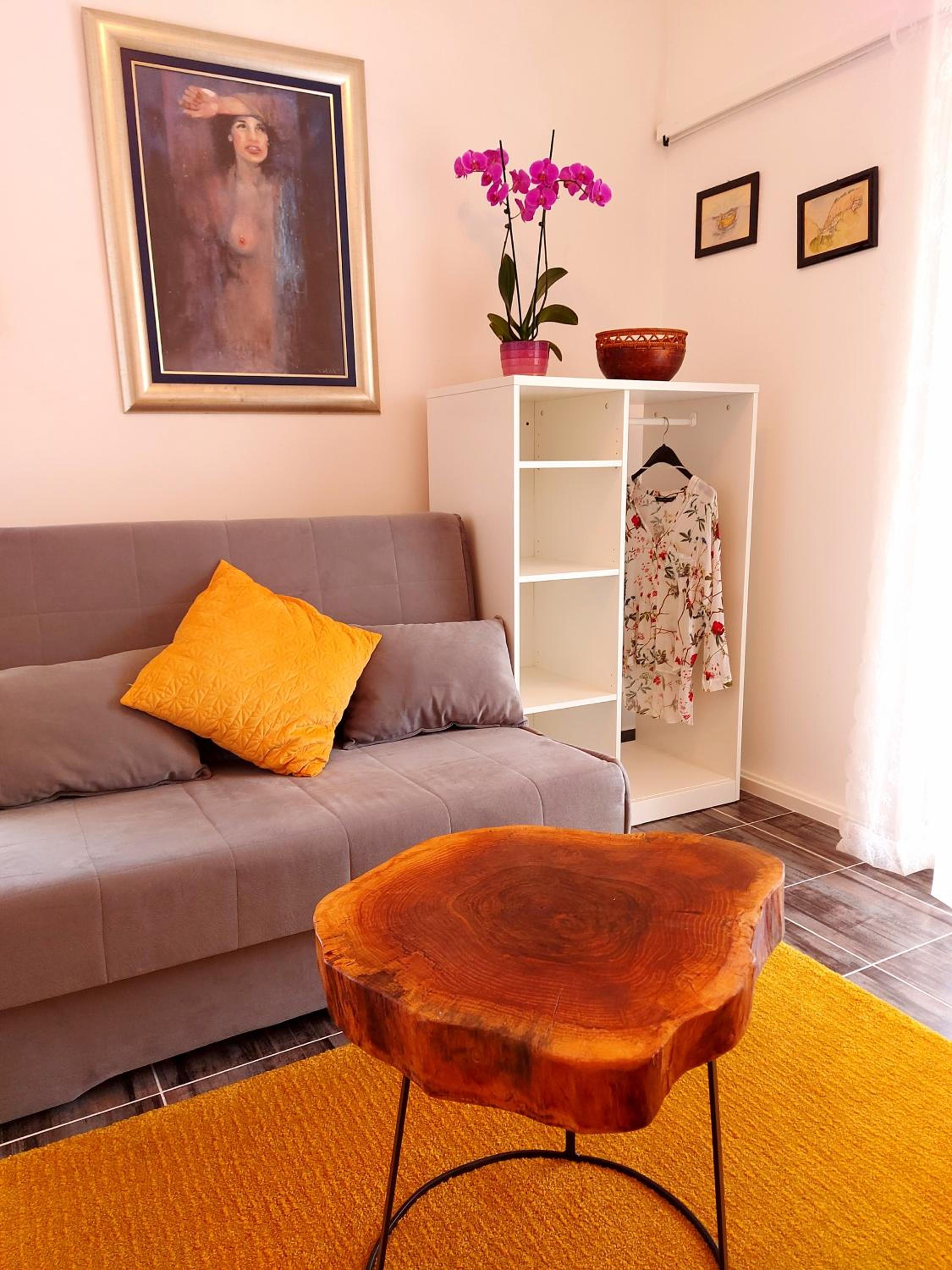 One-Bedroom Apartment - Photo 3