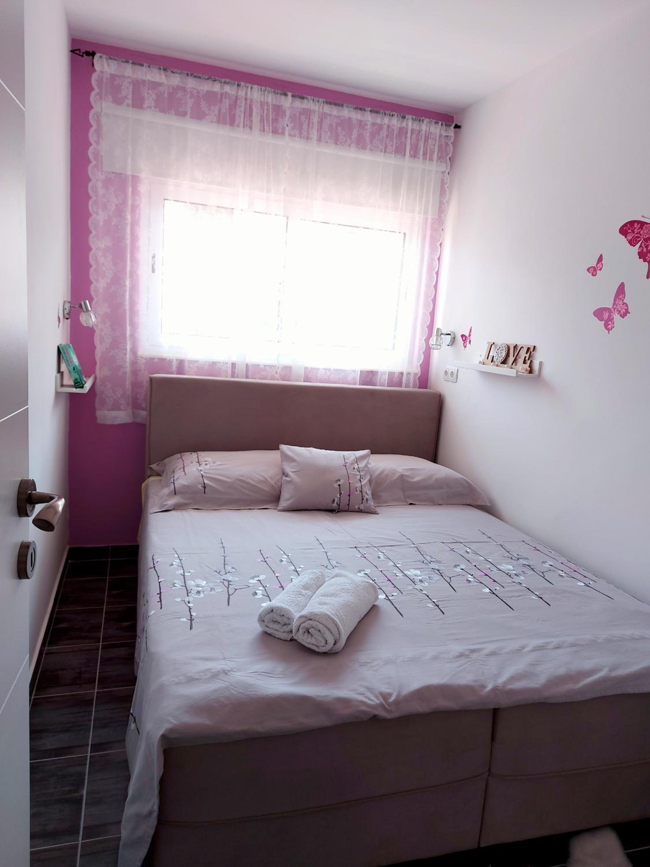 One-Bedroom Apartment - Photo 12