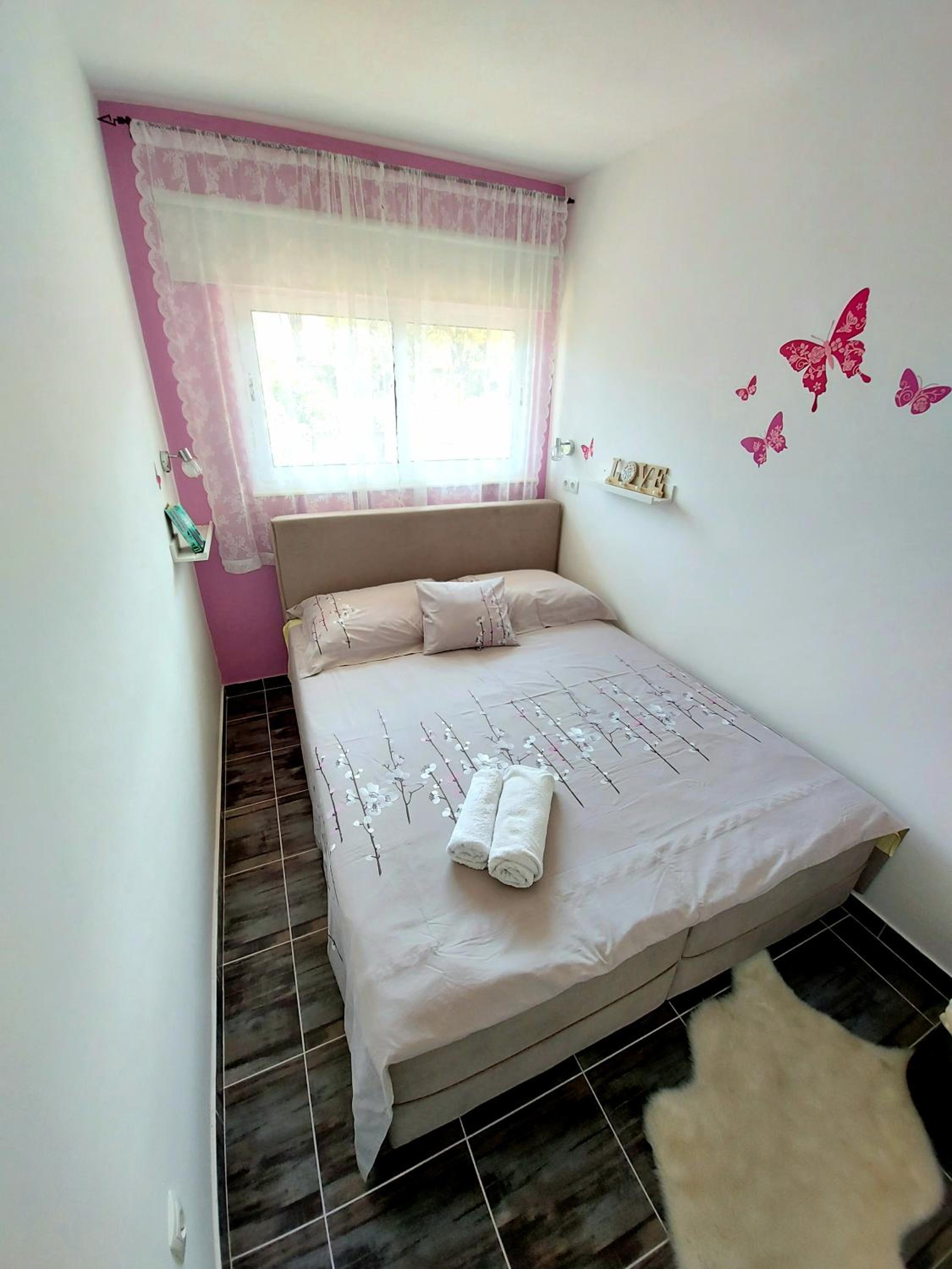 One-Bedroom Apartment - Photo 11