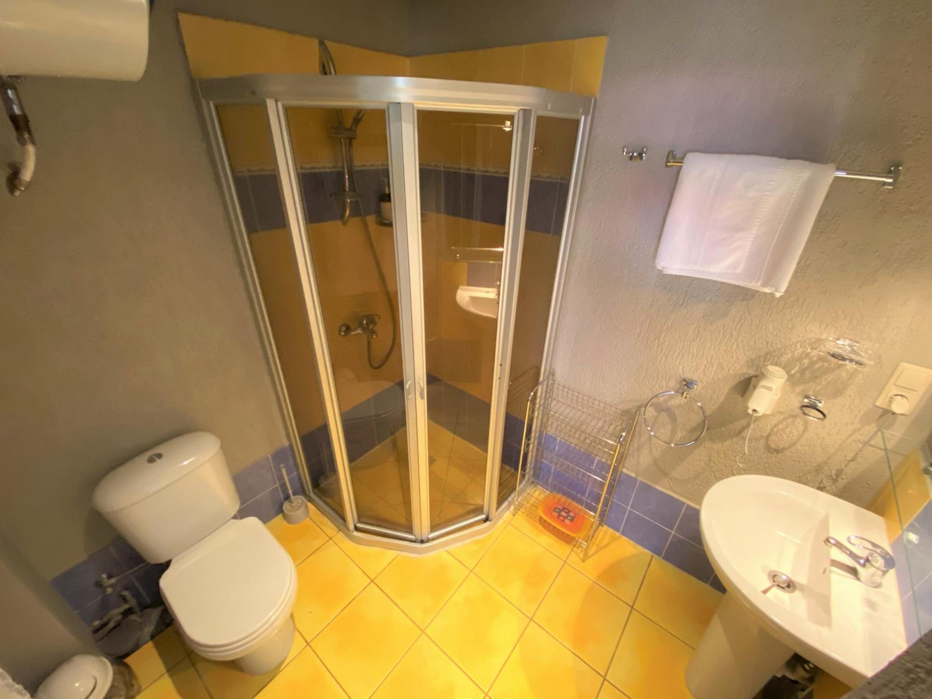 Double Room with Balcony - Photo 3