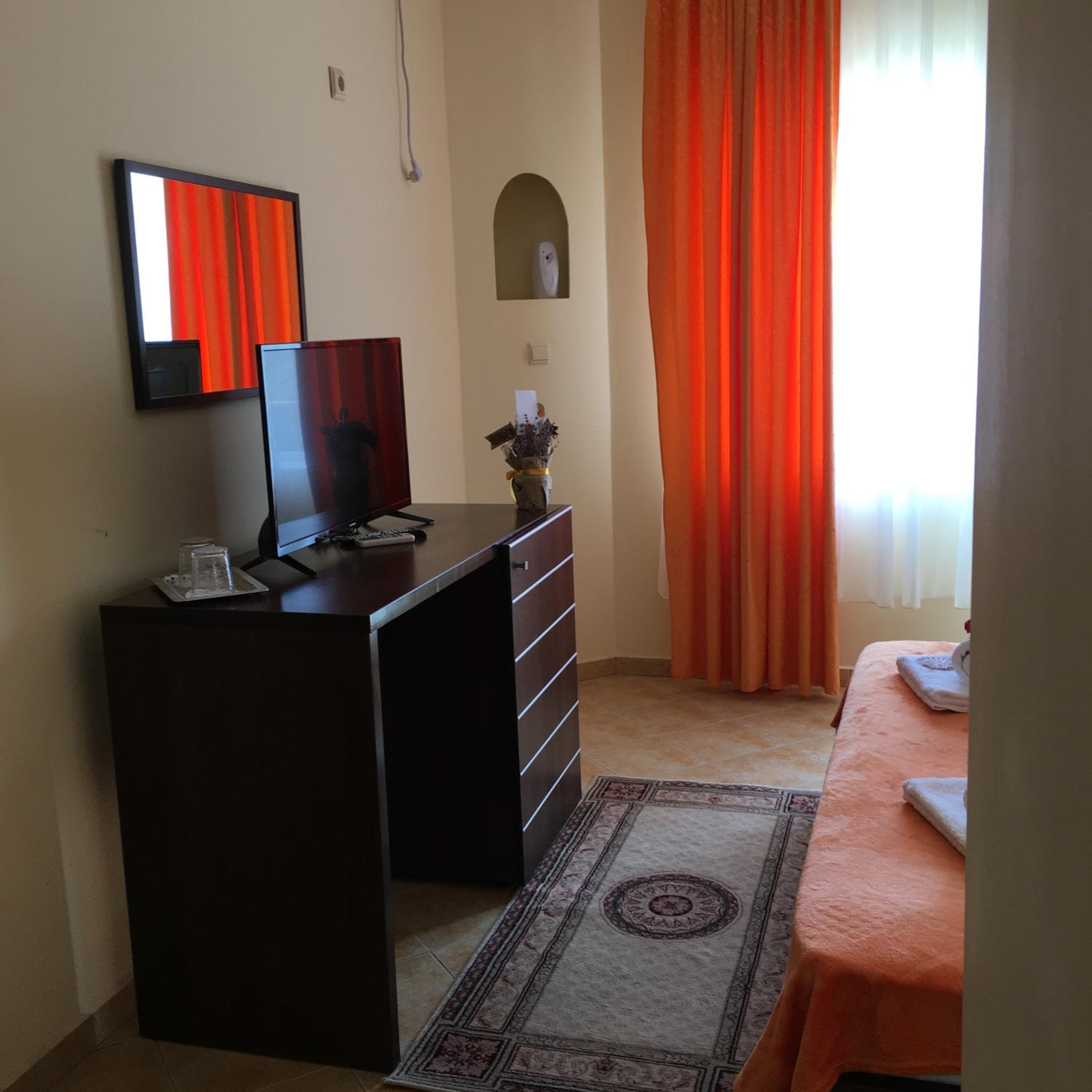 Standard Double Room - Photo 8