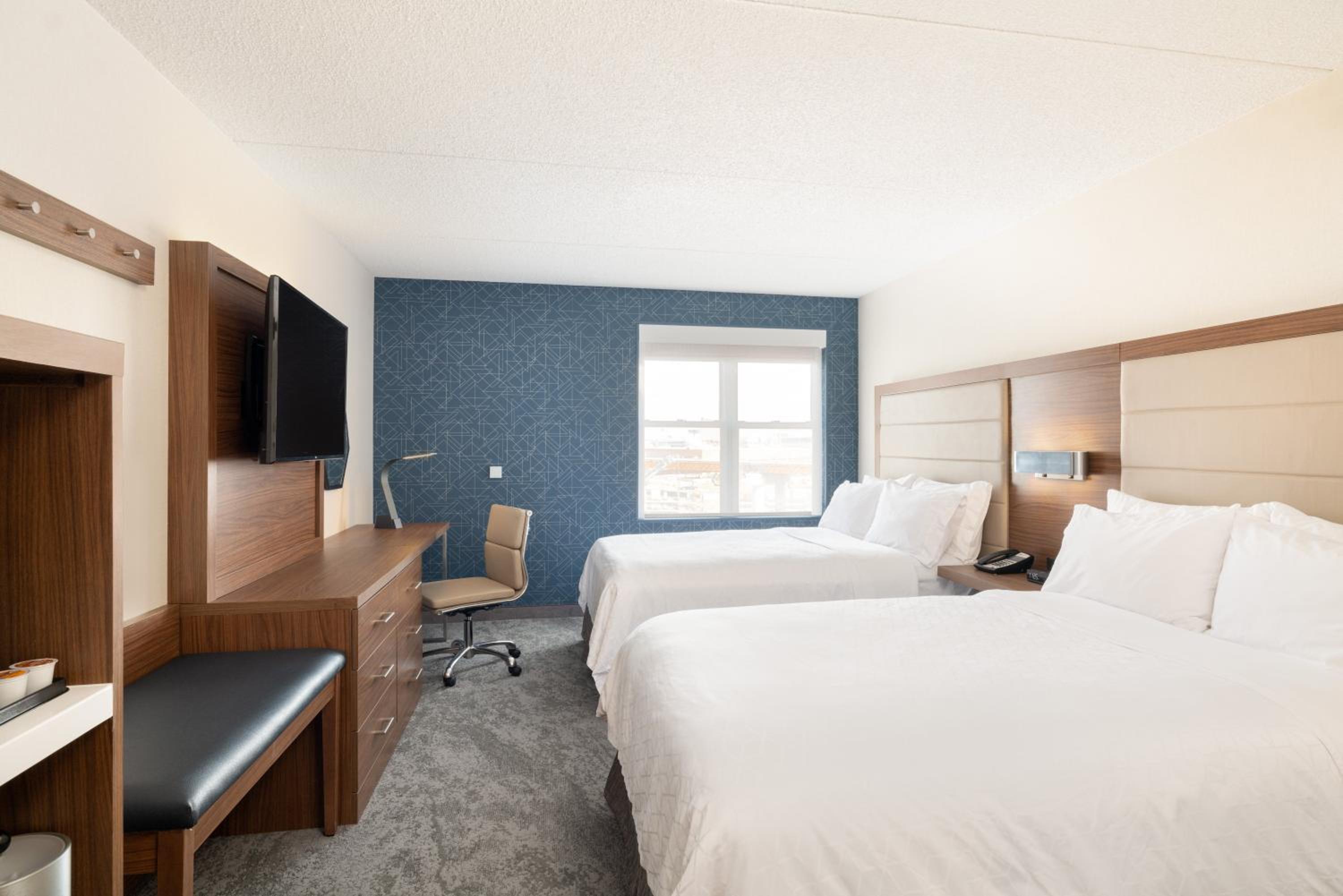 Standard Double Room with Two Double Beds and Accessible Tub - Mobility Access - Photo 1
