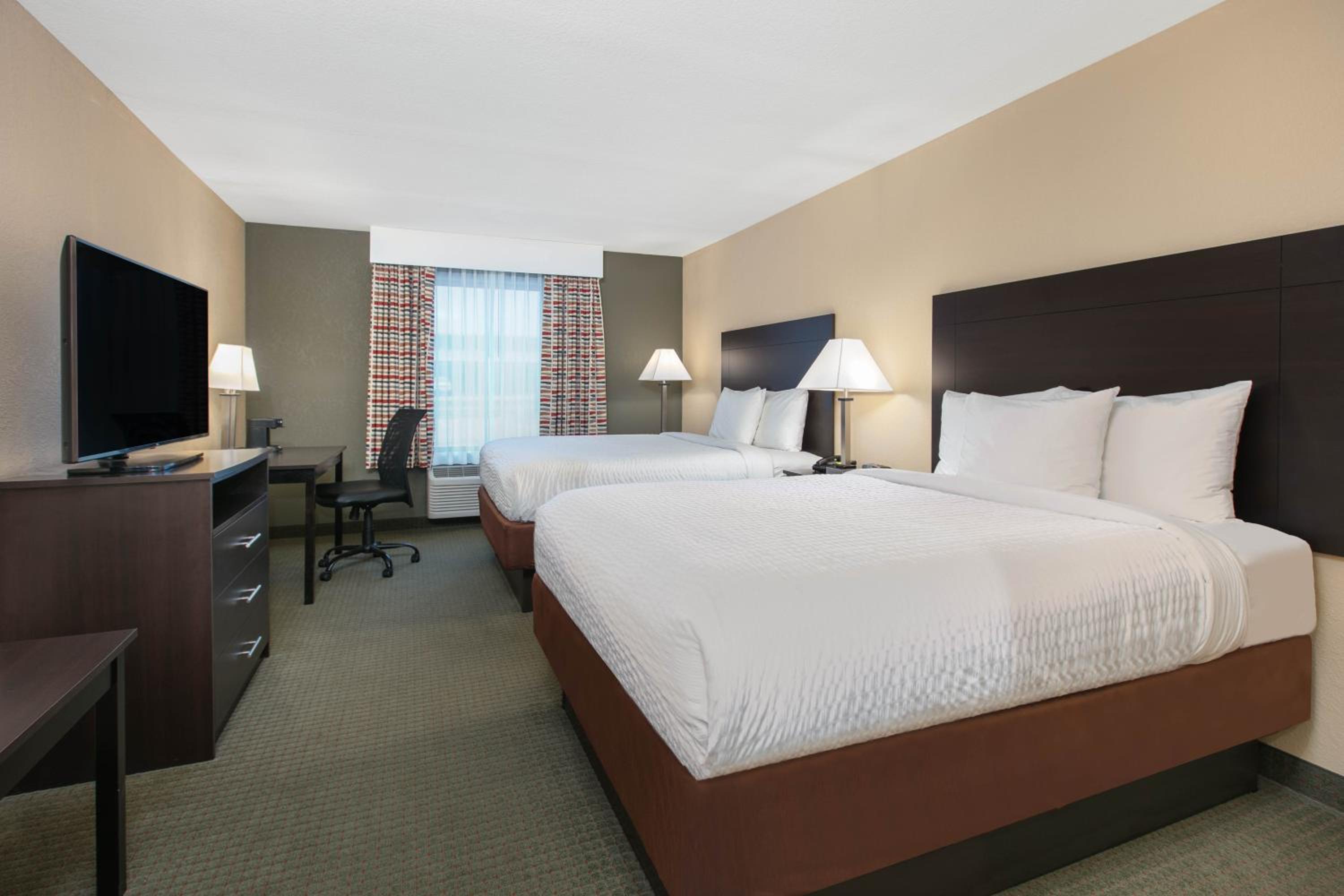 Queen Room with Two Queen Beds - Non-Smoking photo 2