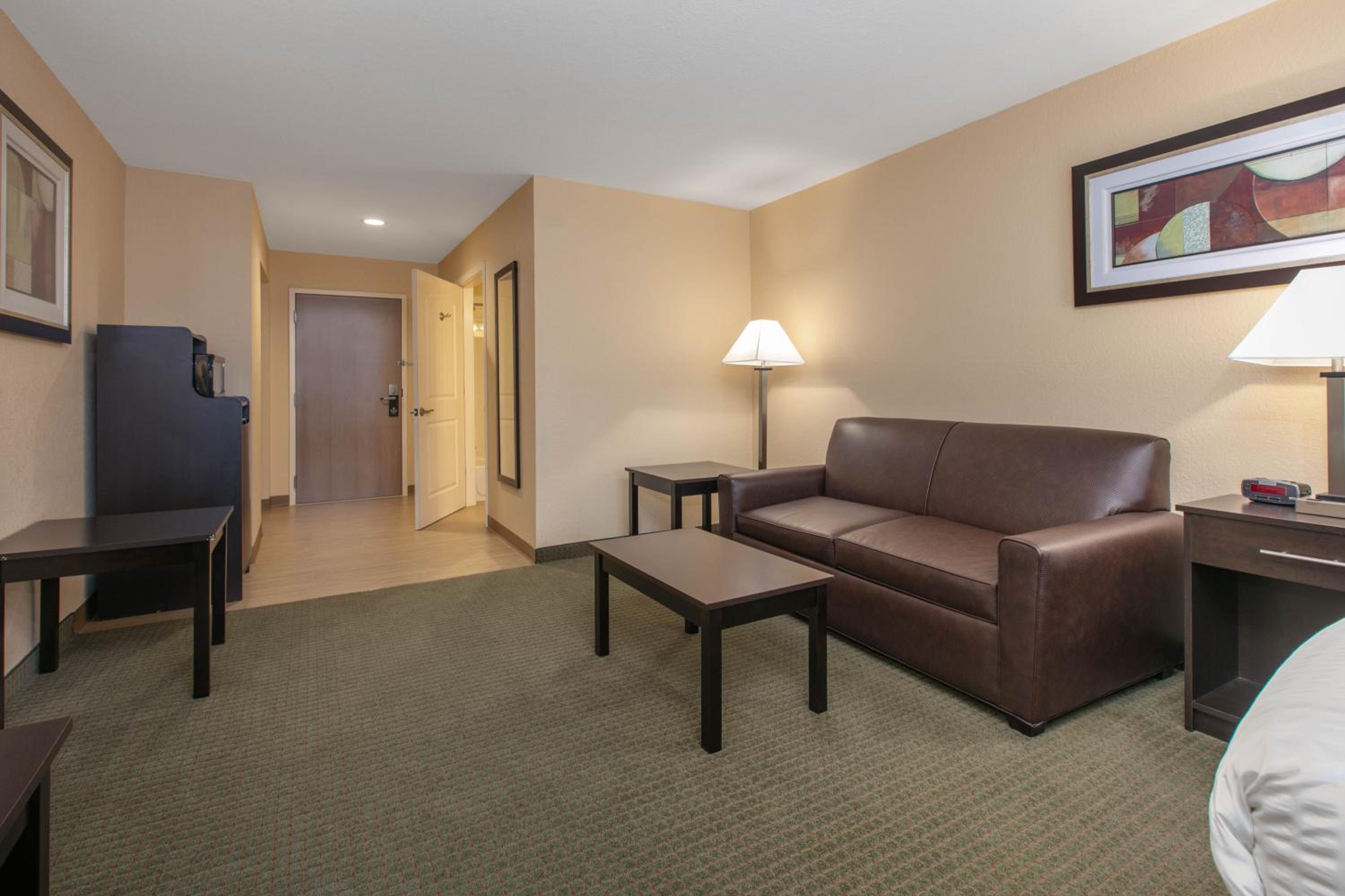 King Suite - Non-Smoking photo 2
