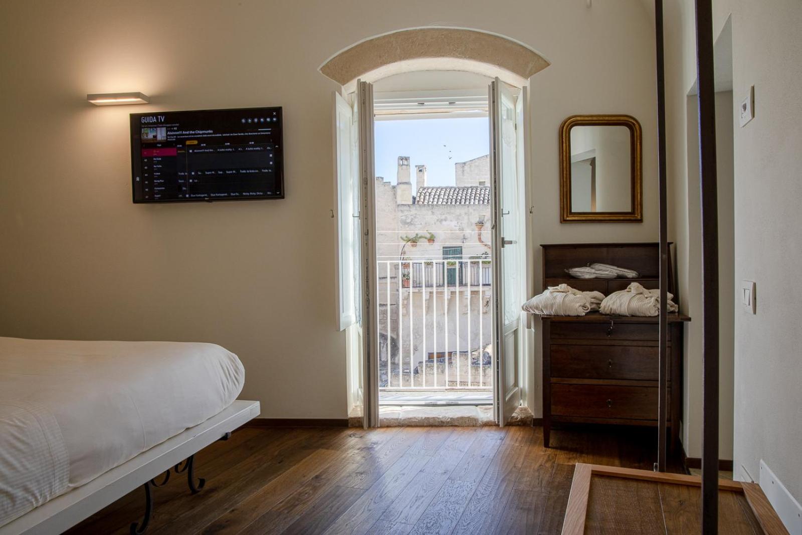 Junior Suite with Balcony - Photo 6