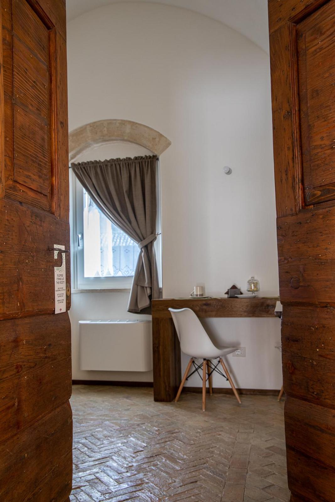 Junior Suite with Balcony - Photo 12