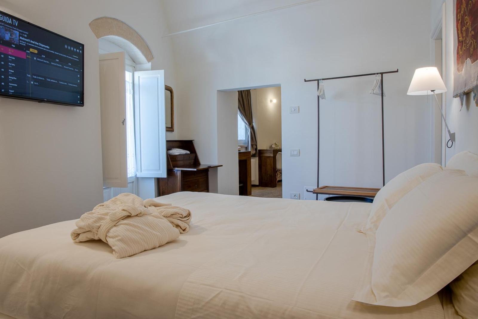 Junior Suite with Balcony - Photo 3