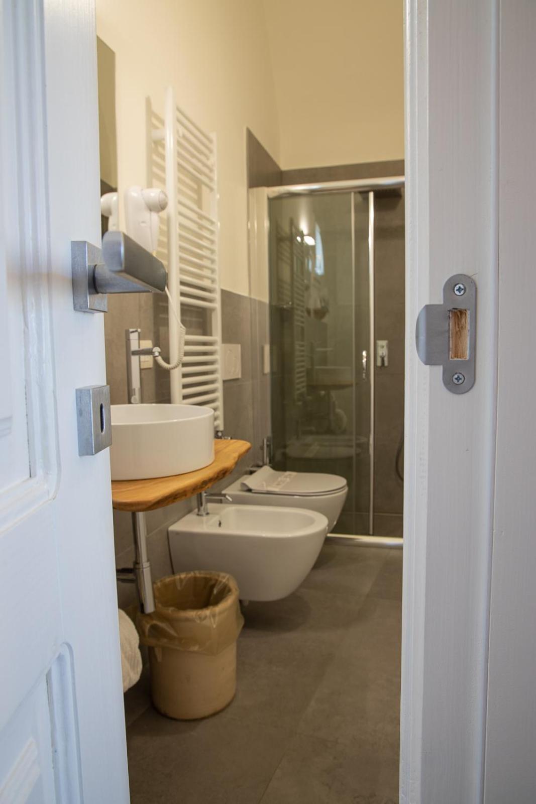 Junior Suite with Balcony - Photo 5