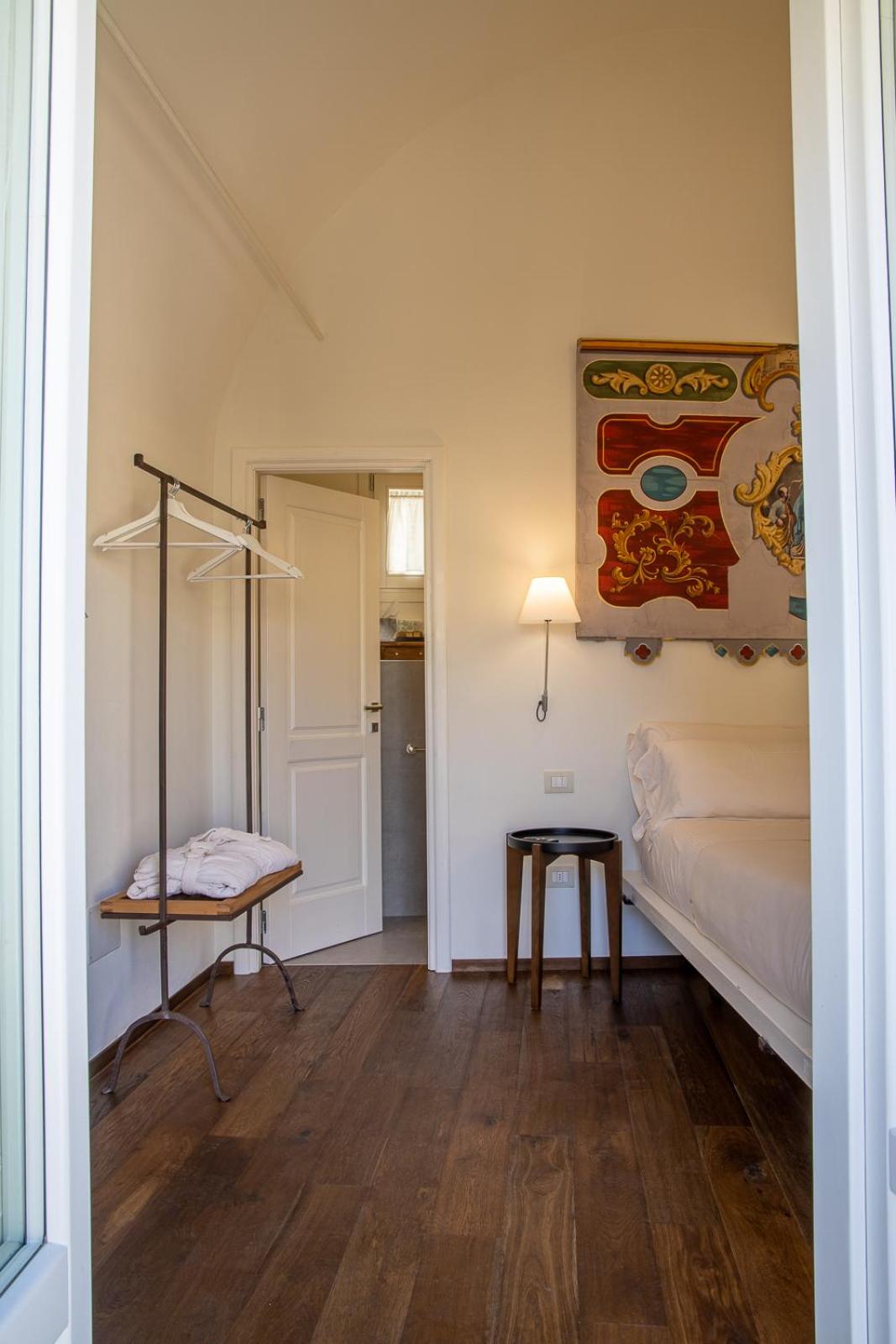 Junior Suite with Balcony - Photo 11