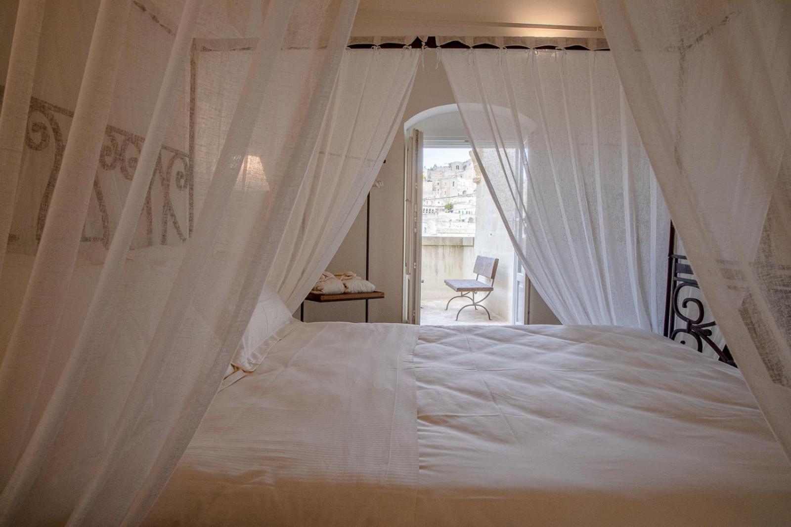 Deluxe Double Room with Balcony - Photo 12