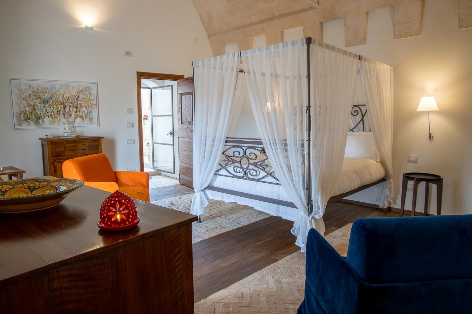 Deluxe Double Room with Balcony - Photo 10