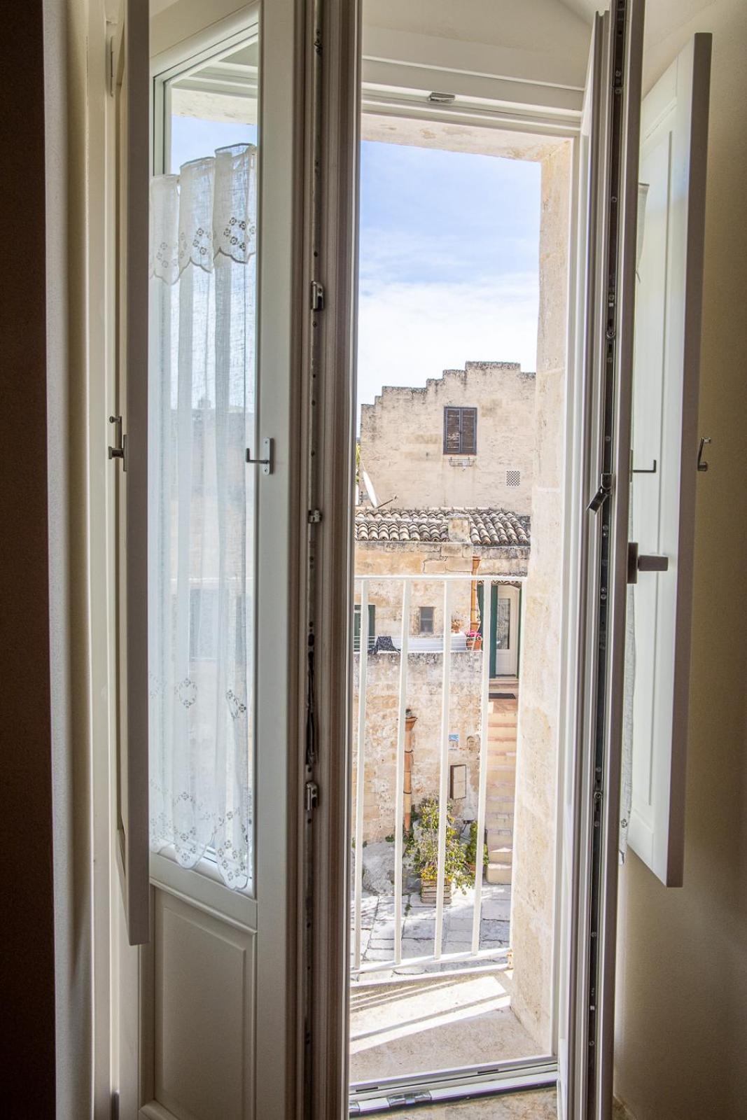 Deluxe Double Room with Balcony - Photo 9